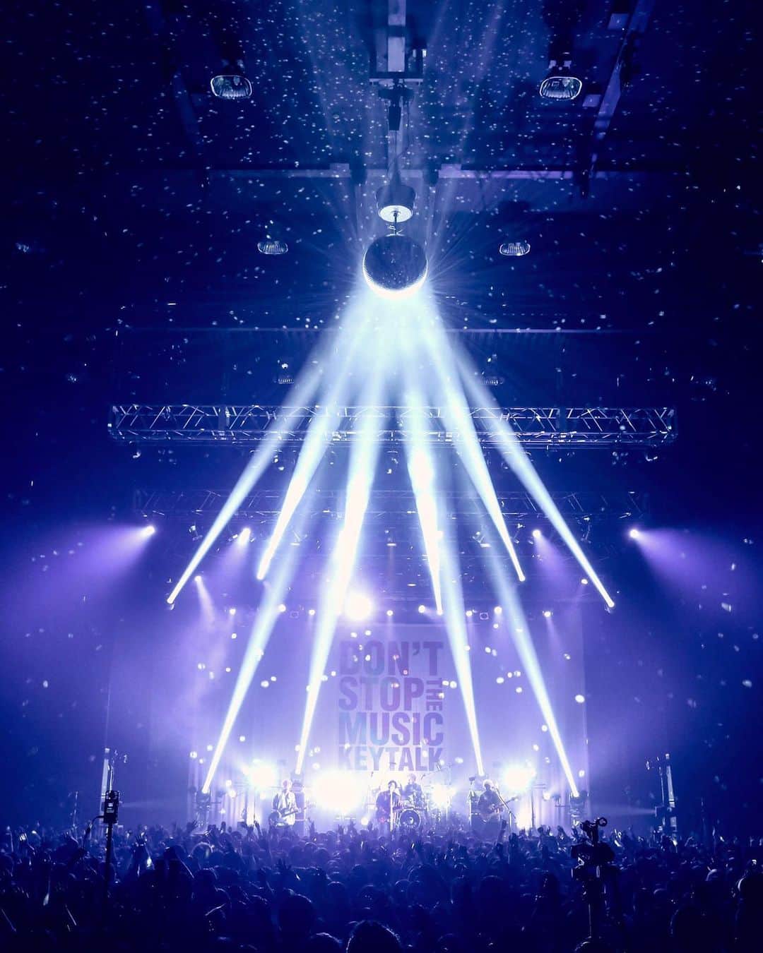 のインスタグラム：「‪・ DON'T STOP THE MUSIC TOUR ‬ ‪熱狂パワフルKEYTALK 2019 ‬ ‪～本当にダイジョーブ?? 爆発寸前!! 武正の足爆弾～‬ ・ ‪12/11 Zepp Tokyo ・ ‪photo by @sotarogoto」
