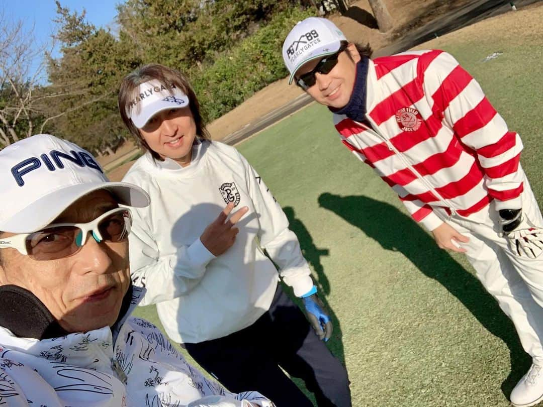 黒田アーサーさんのインスタグラム写真 - (黒田アーサーInstagram)「今日は久しぶりのゴルフ2連ちゃん⛳️！昨日は(写真を撮り忘れました😅)シトリックアミノ代表森川さんとそのお友達。今日は宝石関係の仲間、高野さん、中村さんと。両日ともお天気に恵まれ、最高のゴルフ日和でしたー😊👍今日プレーした千代田カントリー、最高のコースコンディション！グリーンも速く仕上がってました！難易度高い‼️ 58歳の僕がこれだけタフに動けるのも、シトリックアミノ酸を運動の前後に欠かさず飲んでるからだと思う！周りでシトリックアミノ酸を愛飲してるスポーツ選手も沢山います😉👍これからどんどん寒くなるので、室内競技のボウリングの回数が増えそう😊 #ゴルフ #golf #2連ちゃん #千代田カントリークラブ  #コースコンディション最高  #グリーンの仕上がり素晴らしい  #シトリックアミノ #疲れにくい身体  #ping #ピンゴルフジャパン  #forsalinkgolfglove  #iomicsunglas #黒田アーサー #kurodaarthur」12月16日 19時13分 - kuroda_arthur