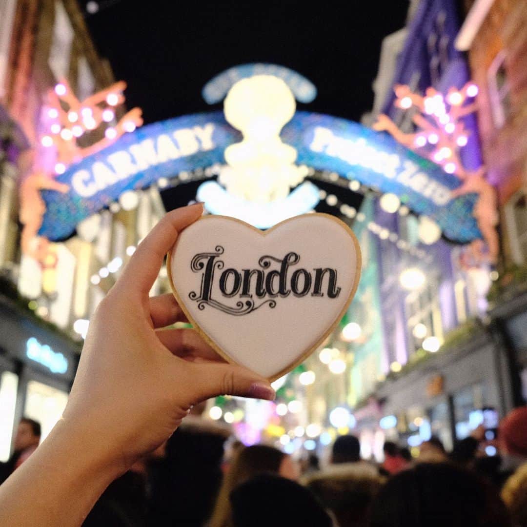 KUNIKAのインスタグラム：「L O N D O N ❤︎﻿ ﻿ ロンドンクリスマスツアー3日目はまるっと一日自由行動の日でした🇬🇧﻿ ﻿ ツアーの日程を決めるとき、より多くの方が参加しやすいようにぎゅぎゆっと濃密3泊5日案もありました。﻿ でもせっかくロンドンまで来てもらうなら各々好きな場所に行けた方が絶対より思い出に深く残るなと思い、1日自由行動を入れました🙏﻿ ﻿ 前回のツアーの時もですが、皆さんそれぞれのロンドンの過ごし方を聞くのがとても楽しかったです❤︎﻿ (美術館巡りやハリポタスポット巡り、それぞれのお目当てのお店やカフェ、弾丸でパリに行かれた方も🇫🇷!) 中でも初めての海外旅行の方にとっては冒険の1日なので、私までどきどき嬉しい気持ちに。﻿ 私自身、始めて1人で海外の街(スペイン)を歩いた時は、少しだけ成長できたような、なんとも忘れがたい記憶があるので、そのキッカケになれたと思うと本当に嬉しい、です...✨﻿ ﻿ 私は自由行動の日は齋藤さんと一緒にクリスマススポット巡りをしました🎄﻿ 毎年華やかでポップなカーナービーストリート @carnabylondon は海洋環境保護のチャリティ団体とコラボし、リサイクル素材を使用したエコイルミネーション﻿ 🐋﻿ @libertylondon は上品で鮮やかな色彩の盆栽風クリスマスツリー。﻿ @fortnums は外観がアドベントカレンダーのイルミネーション🎁﻿ @burlingtonarcade は200周年の上品なデコレーション。﻿ リージェントストリートはお馴染みの女神さまキラキライルミネーション。﻿ ロンドンはクリスマスイルミネーションで溢れかえってます🎄﻿ ﻿ よかったら皆様の初海外エピソードあったらコメントで教えてください💗﻿ ﻿ ﻿ ﻿ #kunikalondonxmastour #artofkunika #sugarcookies #decoratedcookies #cookieart #decoratedsugarcookies #royalicing #royalicingcookies #cookiedecorating #customcookies #cookiesofinstagram #cookiedesign #cookieartist #instacookie #london #londonchristmas #carnabystreet #アイシングクッキー #ロンドン #ロンドンツアー #エイチアイエス」