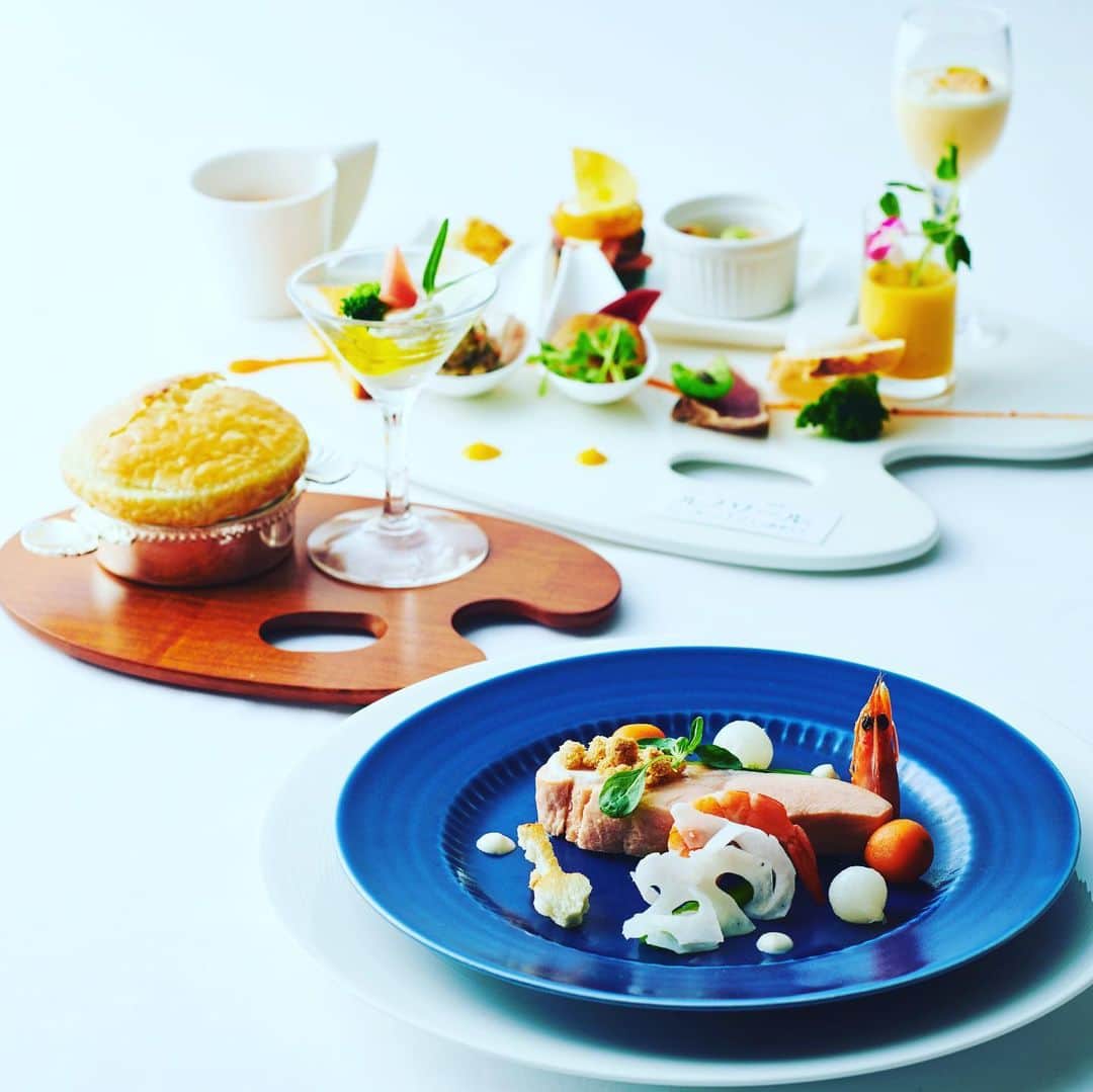 横浜ロイヤルパークホテルのインスタグラム：「＼横浜美術館開館30周年記念／ 「オランジュリー美術館コレクショ　ルノワールとパリに恋した12人の画家たち」とのタイアップ企画第3弾🖼  タイアップ企画最後となる今回は、 メインディッシュにポール・セザンヌの作品≪りんごとビスケット≫をイメージした一皿をご用意！  そのほかにも、マリー・ローランサン≪ポール・ギヨーム夫人の肖像≫、アンリ・マティス≪赤いキュロットのオダリスク≫をイメージした3品からメインをお選びいただけます。  #横浜ロイヤルパークホテル #yokohamaroyalparkhotel #横浜 #yokohama #ホテル #hotel #ランチ #lunch #横浜美術館 #オランジュリー美術館コレクション #ルノワールとパリに恋した12人の画家たち #ルノワール #オランジュリー #セザンヌ #りんごとビスケット」