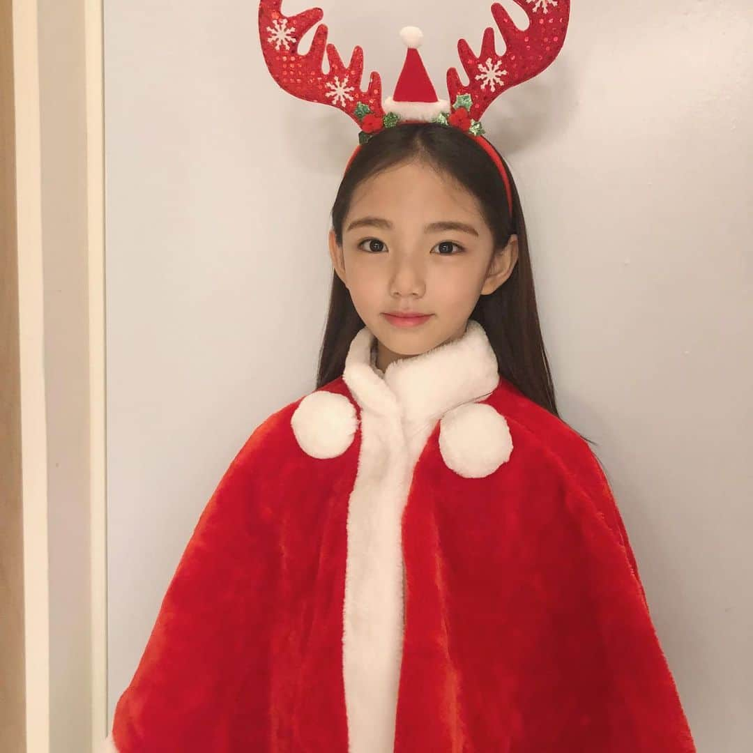 ウンチェさんのインスタグラム写真 - (ウンチェInstagram)「. #미리크리스마스 🎄 잘 어울린다 너-어-♥️ . . . . #키즈모델 #이은채 #eunchae #은채 #루돌프 가 #핀란드찐산타  #만나고왔어요 #🎅🏻 #🎄」12月16日 19時21分 - __leehye