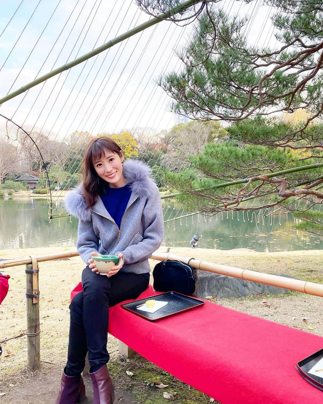 小林真由のインスタグラム：「⋆﻿ ⋆﻿ 紅葉を見に六義園へ♡﻿ 幼い頃よく近くに来たのに一度も訪れてなかった場所。﻿ 母が20年越しの夢が叶ったと言っていました笑😂﻿ 近いからこそ行けてなかったけど 風情ある良い場所だったなぁ。 ﻿ ファーが可愛い﻿ @unik_2018 のパーカー、﻿ あたたか気持ち良くて﻿ すごく使えます🥺🍑﻿ スカートに合わせても可愛い💕﻿ ﻿ ﻿ #紅葉 #紅葉狩り #六義園 #庭園 #子連れ #ファッション #コーデ #ママコーデ #ママライフ #コーディネート #女の子ママ #coordinate #fashion #unik #フーディー #パーカー﻿」