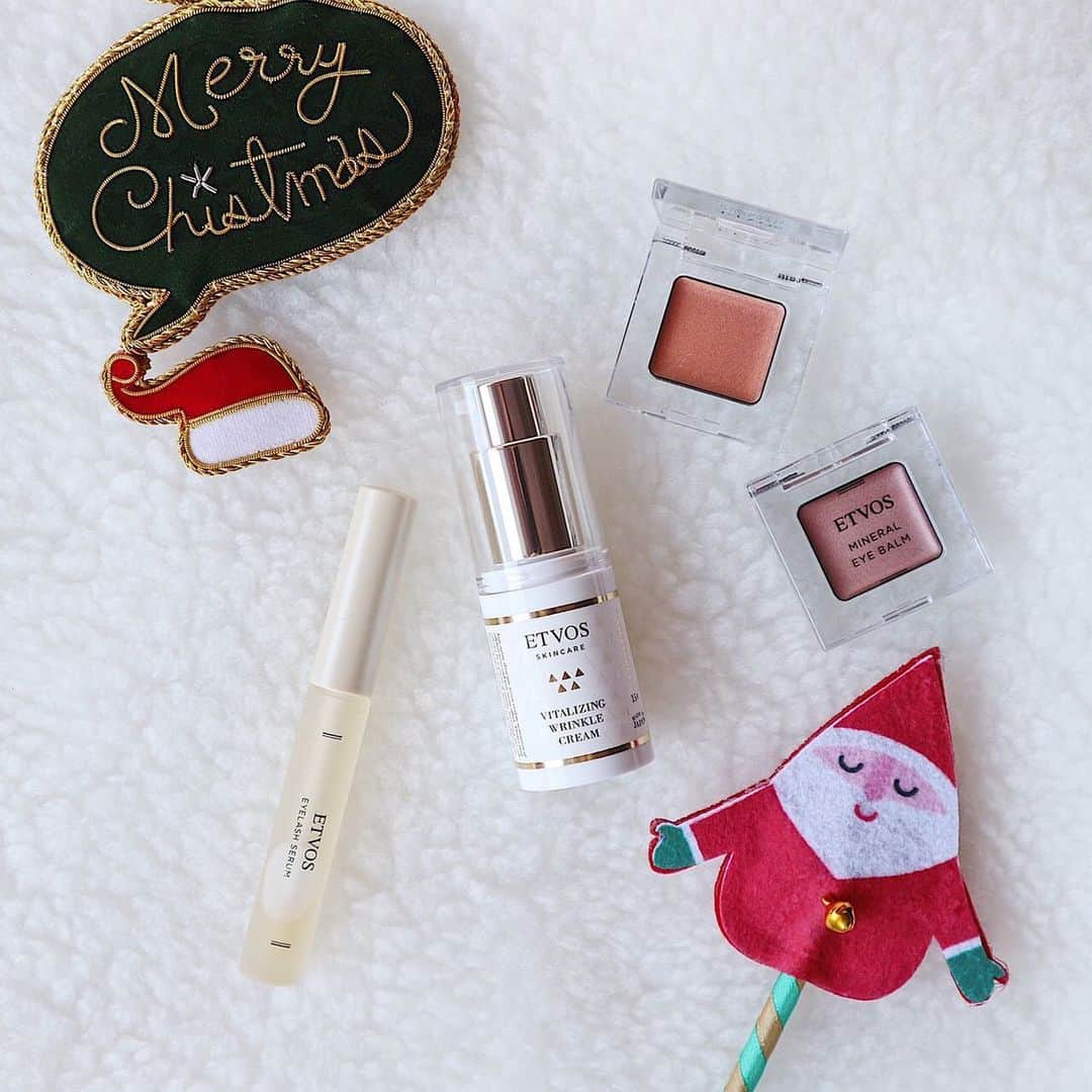 のインスタグラム：「クリスマスまであと少し🎄今週は、毎日できる簡単なパーツケアアイテムをご紹介していきます♡ ・ トップバッターは、目元ケア✨目元は乾燥しやすいパーツなので、専用のアイテムできめ細かなケアを続けることが◎☺老化が現れやすい目元はデリケートなパーツなので、専用アイケアを味方につけて！ ・ 「バイタライジングリンクルクリーム」は、乾燥による小ジワを目立たなくする、目元・口元用クリームです。敏感肌にも年齢肌にも立ち向かうバイタライジングリンクルクリームは、2種の幹細胞エキスと5種のヒト型セラミド、そしてスマホやPCによるまばたきの減少による疲労感のある印象を労わる植物エキスやビタミンコンプレックスも配合。スクリーンポリューションによるお疲れ印象も優しくケアします☺ ・ 「整え、防ぎ、補う」まつ毛の美容液「アイラッシュセラム」は、まつ毛の痛みや切れ毛を防ぎながら、すこやかに整える成分を贅沢に配合しています✨保湿成分と美容成分を30種類も配合したまつ毛のエイジングケア美容液です。 ・ 目元美容クリームがベースの単色アイシャドー、「ミネラルアイバーム」は、天然ミネラルの繊細なパールがツヤやかに発色し、まぶたのくすみを払いながら印象的な目元に👀 メイクしながら気になる目元周りの肌悩みもケアできます。 ・ 皆さまのオススメ目元ケアも教えてください♡ ・ ・ ・ #etvos #エトヴォス #mineralcosmetics #ミネラルコスメ #セラミドスキンケア #スキンケア #naturalcosmetics #ナチュラルコスメ #mineralmakeup #ミネラルメイク #石鹸で落とせる #madeinjapan #バイタライジングリンクルクリーム #アイラッシュセラム #ミネラルアイバーム #eyemakeup #アイメイク #eyeshadow #アイシャドウ #目元ケア #アイクリーム #まつ毛美容液 #パーツケア #エイジングケア #クリスマス #Christmas」