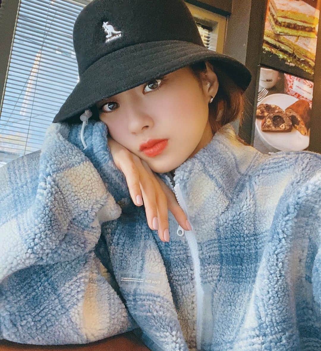 ギョンリ のインスタグラム：「오늘 안추워서 외투가 필요없넹◡̈」