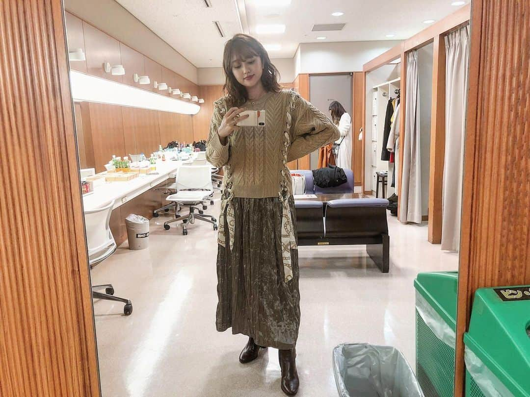 菊地亜美さんのインスタグラム写真 - (菊地亜美Instagram)「. 収録終わり〜私服💃🤎 tops… #murua skirt… #randeboo  boots… #adametrope  ムルーア久しぶりに着たんだけど、ネットで見たら可愛いデザイン沢山あってテンション上がった🥺 仕事現場で良いお年を〜って言葉が出てきて、もうそんな時期かと実感🤯 1年本当早いねー🤣❣️ #ootd #coordinate #160cm以上コーデ」12月16日 19時29分 - amikikuchi0905