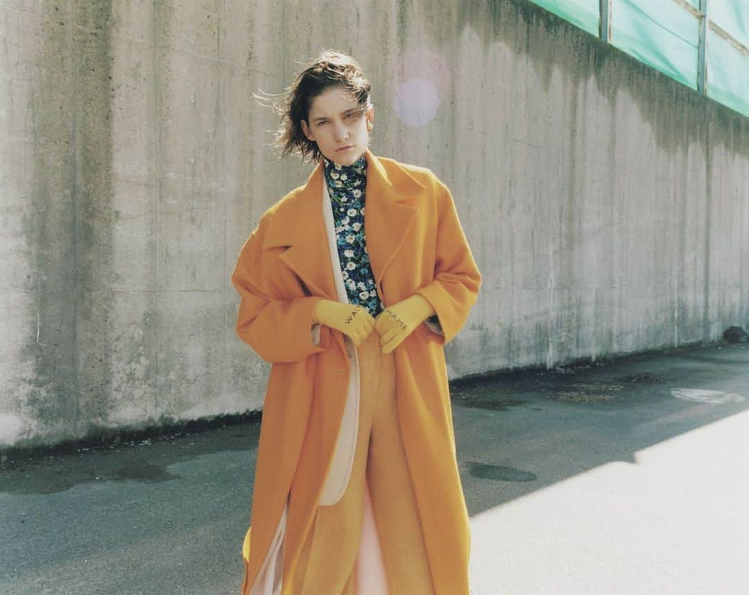 のインスタグラム：「my best outer from PERK No.34 【JACQUEMUS / color coat】 . PHOTO—  @junyasui (eight peace)  STYLING— @keikohitotsuyama (SLITS) HAIR— @pyuuuuuu (eight peace) MAKE— @nobukomakeup (Perle management) MODEL— Natali」