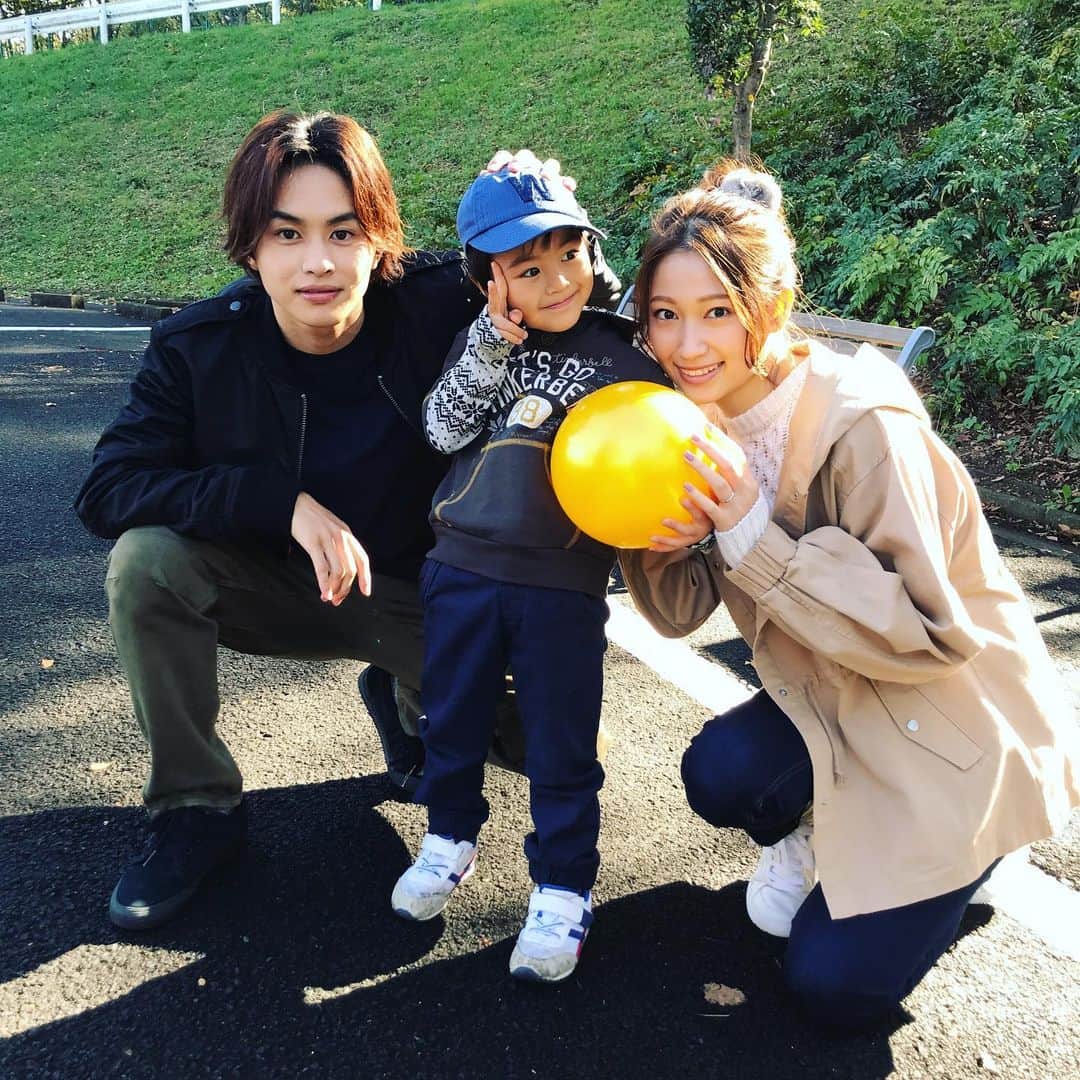 のインスタグラム：「🌸#同期のサクラ 最終回まであと2日🌸 #草たん と #梅たん の息子、良樹もあと2日って言ってます😁 #多分それはピース とにかく、あと2日で最終回😭 お見逃しなく〜🙌 #草川拓弥 #超特急 #大野いと」