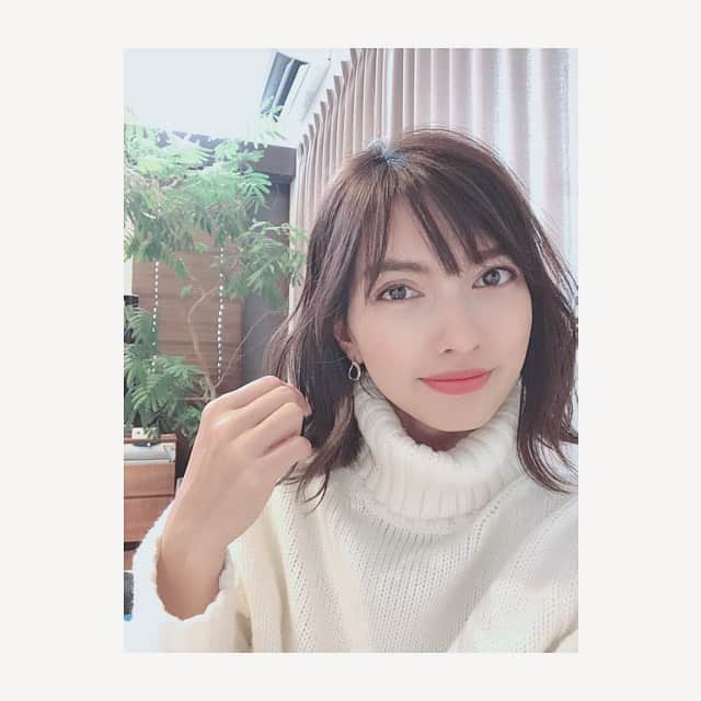 黒宮ニイナのインスタグラム：「年内最後の美容院へ💇‍♀️ 今回は長さはそんなに変えずに前髪薄くして、カラーをアッシュグレーにしてもらいました✨ オレンジみの強い髪なのでなかなか色が入らず抜けてくる前に染めるのが1番ベストみたい😆🤣 2枚目は染めたて、1枚目は2日くらい経ったカラーいい感じ💓 毎日のメイクとヘアーは時間かけられないので両方合わせて10〜15分以内で仕上げるからこの長さが扱いやすい💪✨ 明日から午前保育になって今週末で冬休みに突入するのでその前に行けてよかった🤗  #mama #mamalife #mamahair #ママ　#2児ママ #2人育児 #3歳差兄妹 #男の子ママ #女の子ママ #ママライフ #ママヘアー #ボブヘアー」