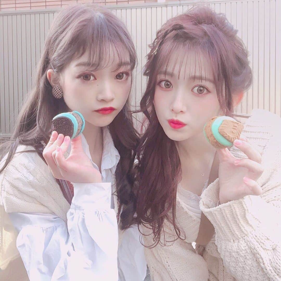 青木菜花のインスタグラム：「.﻿ .﻿ 大好きなマカロン🤤🤤🤤﻿ 最近マカロンのお店多くて私は幸せです。笑﻿ .﻿ .﻿ #マカロン #新大久保 #新大久保グルメ #新大久保カフェ #可愛い #映えスイーツ #スイーツ #甘党 #オレオ #ロータス #美味しい #甘いもの大好き #ヘアアレンジ #instagood #instalike #instalove #instafood #l4l #f4f」