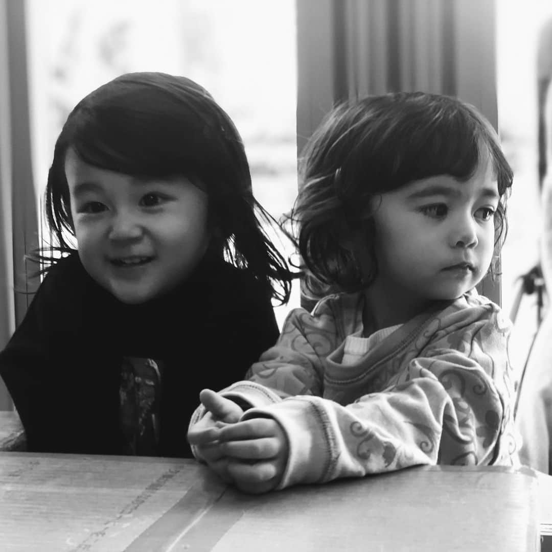 Saki さんのインスタグラム写真 - (Saki Instagram)「#ジョアンアンドエマ ﻿ 二人見てたら﻿ #johnlennonandonoyoko ﻿ 思い出した😂🖤﻿ ﻿ 夏ぶりぐらいにやっと再会👫❣️﻿ ﻿ 残念ながら﻿ @akemi_amatxi ちゃんは会えなかったけど、　﻿ @psgsnr  ヴィンセントとエマちゃんに﻿ 会えてジョアンもすごく楽しそうやった☀️🌈﻿ ﻿ もぅなんか、あまり見せないジョアンの表情や﻿ しぐさに完全に恋💘と思い込んでる母😂﻿ 今日はやけにラブラブ💓で胸キュンした🥺🥰　﻿ ﻿ お話上手の年上彼女感出てました👫❣️﻿ ﻿ またすぐ会おう🍀﻿ 京都まで会いにいく🚃﻿ ﻿ ハワイ土産のアナ雪の服気に入ってすぐ着てくれた❄️👸🏼💜」12月16日 19時40分 - saki1011