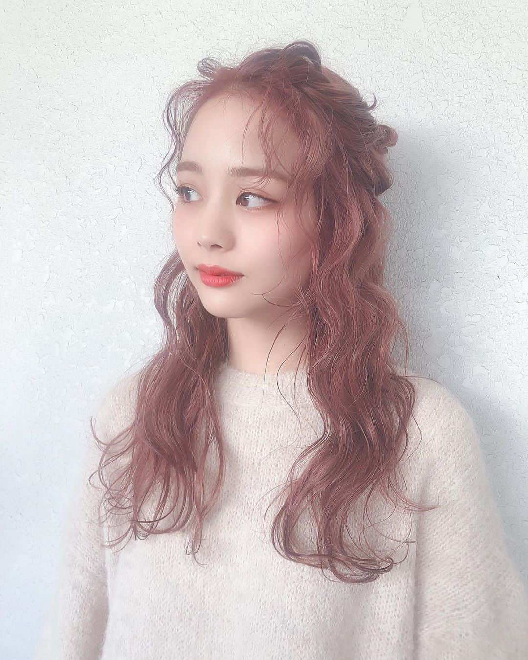 のインスタグラム：「ㅤㅤㅤㅤㅤㅤㅤㅤㅤㅤㅤㅤㅤ 昨日は今年最後のtetoteへ✂︎ めちゃ可愛いヘアアレンジをしてもらったよ👼🏻 インスタライブ見てくれたかな？❤️ みんなharuちゃんの神業にびっくりしてた😂 ㅤㅤㅤㅤㅤㅤㅤㅤㅤㅤㅤㅤㅤ カラーは安定のピンクカラーで 前髪は扱いやすいように目の下あたりまで切った✌️ ㅤㅤㅤㅤㅤㅤㅤㅤㅤㅤㅤㅤㅤ 昨日はにこちゃんもいてみんなでわいわいできて ほんまに楽しかったなぁ🥰 haruちゃん今年も沢山お世話になりました🙇‍♀️ ありがとうございました❤︎❤︎❤︎ ㅤㅤㅤㅤㅤㅤㅤㅤㅤㅤㅤㅤㅤ たくさん質問もらっていたharuちゃんのインスタは @haru0330tetote です😘 アレンジとかメイクとか私生活も全部可愛いはるちゃん❤️ ほんまに理想の働くママ🤱 みんなもフォローしてねー！！！ ㅤㅤㅤㅤㅤㅤㅤㅤㅤㅤㅤㅤㅤ #tetote #amitwinsworld_hair #newcolor #pinkhair #longhair #hairarrange #ヘアアレンジ#ピンクヘア#ピンク#ロングヘア#ロング#ハーフアップ#簡単アレンジ」