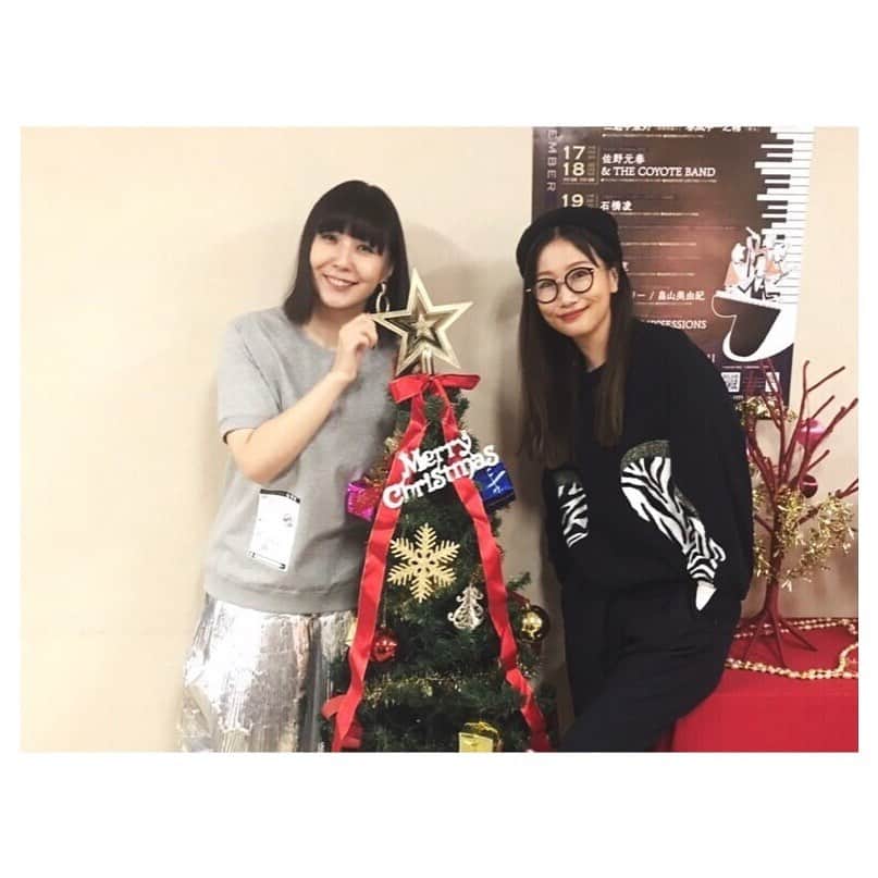 のインスタグラム：「昨夜は土岐麻子さんのライブに行きました。 オシャレの塊な楽曲のオンパレード。 声が放つ文学世界。 そして溢れちゃってる色気。  私はmellow yellowとPINKが好きです。  AIO　#土岐麻子」