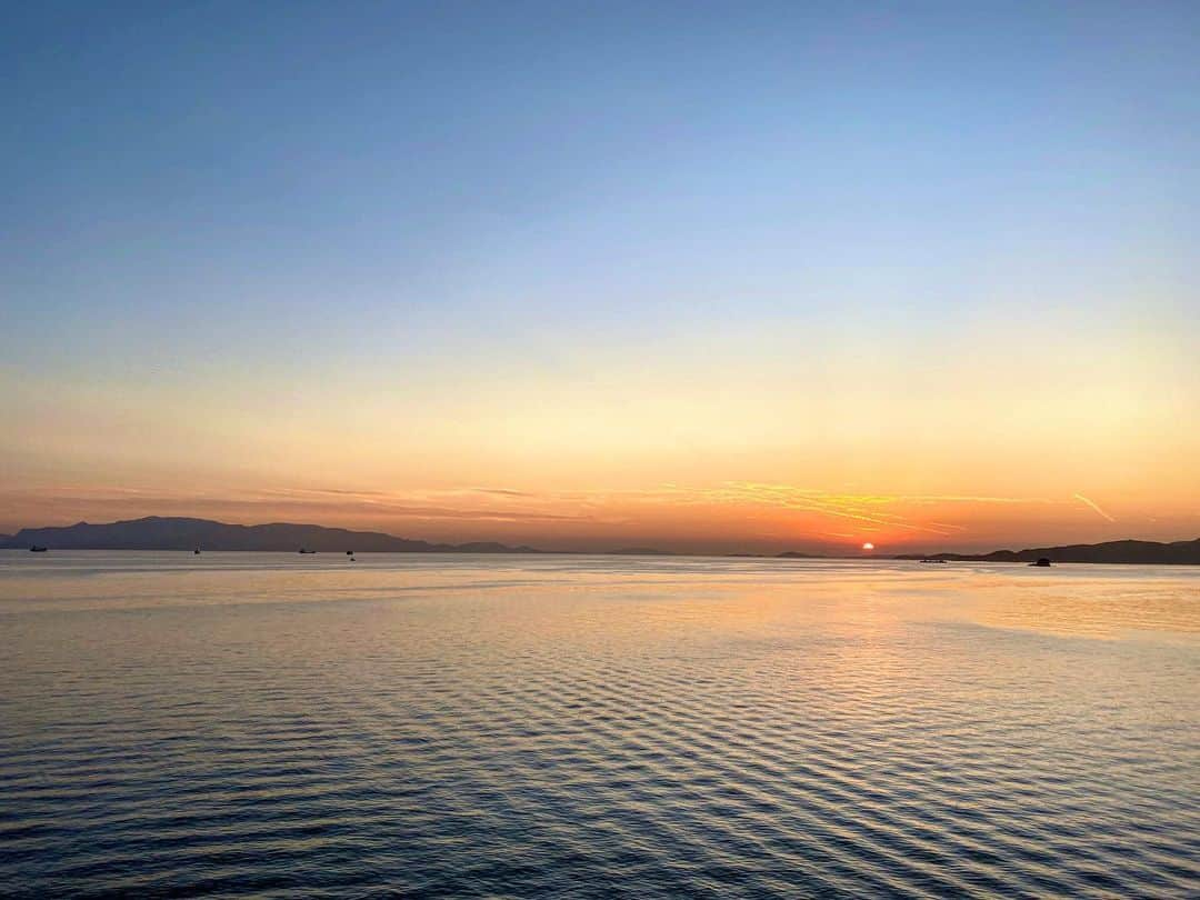 祥吉さんのインスタグラム写真 - (祥吉Instagram)「赤穂御崎16時50分の空 静かな夕暮れ 船の通った後の碁盤の目の水面が印象的  #播州赤穂#赤穂#赤穂御崎#赤穂温泉#赤穂温泉祥吉#潮彩きらら祥吉 #祥吉#旅行#旅館#温泉#兵庫県#瀬戸内海#海#空#夕陽#夕暮れ#夕空#ドライブコース」12月16日 20時00分 - akoshokichi