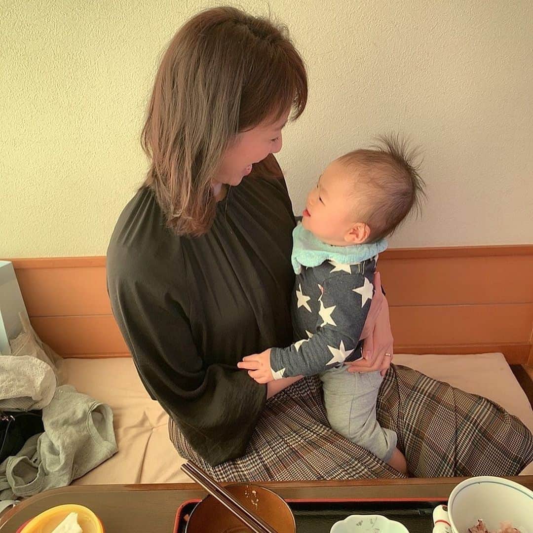 今井美穂さんのインスタグラム写真 - (今井美穂Instagram)「葉月ちゃんが撮ってくれた写真が有難や✨﻿ 年越す前に会えて良かった😍　﻿ ﻿ インスタでいつも見てるから﻿ 初めましてな気はしなかったけどね😆﻿ お目目くりくり生後4ヶ月boy可愛いなぁ💕﻿ ﻿ お互い自由奔放な赤ん坊に翻弄されながらも﻿ 美味しいさつまいもランチを頂き﻿ 楽しい時間でした😍﻿ ﻿ 大きくなったら一緒に遊んでもらおうね😊﻿ ﻿ 小千谷のさつまいも農カフェきららさんは﻿ お子様にはさつまいもサービスしてくださるので﻿ お昼の離乳食に加えて食べさせました🍠﻿ あま〜い焼き芋に息子もばくばくでした😊﻿ ﻿ 明日のBSNラジオ3時のカルテットの﻿ 子育て日記は生え始めた上の前歯と離乳食について書きました😊﻿ 放送も良かったらお聴きください✨﻿ ﻿ ﻿ #ママ友﻿ #可愛すぎる親子﻿ #生後4ヶ月﻿ #生後10ヶ月﻿ #男の子ママ﻿ #離乳食﻿ #さつまいも農カフェきらら﻿ ﻿」12月16日 19時54分 - imaimiho1209