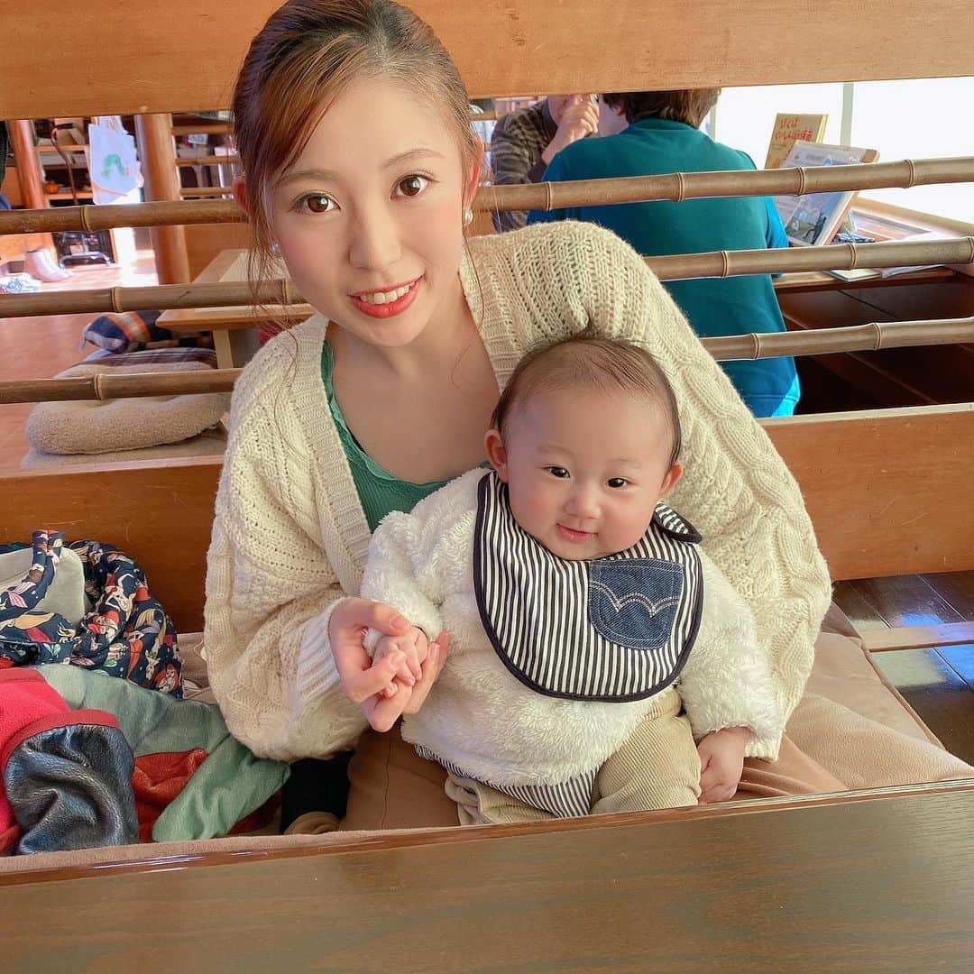 今井美穂さんのインスタグラム写真 - (今井美穂Instagram)「葉月ちゃんが撮ってくれた写真が有難や✨﻿ 年越す前に会えて良かった😍　﻿ ﻿ インスタでいつも見てるから﻿ 初めましてな気はしなかったけどね😆﻿ お目目くりくり生後4ヶ月boy可愛いなぁ💕﻿ ﻿ お互い自由奔放な赤ん坊に翻弄されながらも﻿ 美味しいさつまいもランチを頂き﻿ 楽しい時間でした😍﻿ ﻿ 大きくなったら一緒に遊んでもらおうね😊﻿ ﻿ 小千谷のさつまいも農カフェきららさんは﻿ お子様にはさつまいもサービスしてくださるので﻿ お昼の離乳食に加えて食べさせました🍠﻿ あま〜い焼き芋に息子もばくばくでした😊﻿ ﻿ 明日のBSNラジオ3時のカルテットの﻿ 子育て日記は生え始めた上の前歯と離乳食について書きました😊﻿ 放送も良かったらお聴きください✨﻿ ﻿ ﻿ #ママ友﻿ #可愛すぎる親子﻿ #生後4ヶ月﻿ #生後10ヶ月﻿ #男の子ママ﻿ #離乳食﻿ #さつまいも農カフェきらら﻿ ﻿」12月16日 19時54分 - imaimiho1209