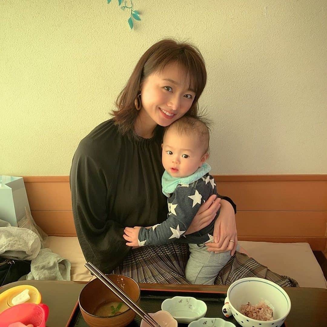 今井美穂さんのインスタグラム写真 - (今井美穂Instagram)「葉月ちゃんが撮ってくれた写真が有難や✨﻿ 年越す前に会えて良かった😍　﻿ ﻿ インスタでいつも見てるから﻿ 初めましてな気はしなかったけどね😆﻿ お目目くりくり生後4ヶ月boy可愛いなぁ💕﻿ ﻿ お互い自由奔放な赤ん坊に翻弄されながらも﻿ 美味しいさつまいもランチを頂き﻿ 楽しい時間でした😍﻿ ﻿ 大きくなったら一緒に遊んでもらおうね😊﻿ ﻿ 小千谷のさつまいも農カフェきららさんは﻿ お子様にはさつまいもサービスしてくださるので﻿ お昼の離乳食に加えて食べさせました🍠﻿ あま〜い焼き芋に息子もばくばくでした😊﻿ ﻿ 明日のBSNラジオ3時のカルテットの﻿ 子育て日記は生え始めた上の前歯と離乳食について書きました😊﻿ 放送も良かったらお聴きください✨﻿ ﻿ ﻿ #ママ友﻿ #可愛すぎる親子﻿ #生後4ヶ月﻿ #生後10ヶ月﻿ #男の子ママ﻿ #離乳食﻿ #さつまいも農カフェきらら﻿ ﻿」12月16日 19時54分 - imaimiho1209