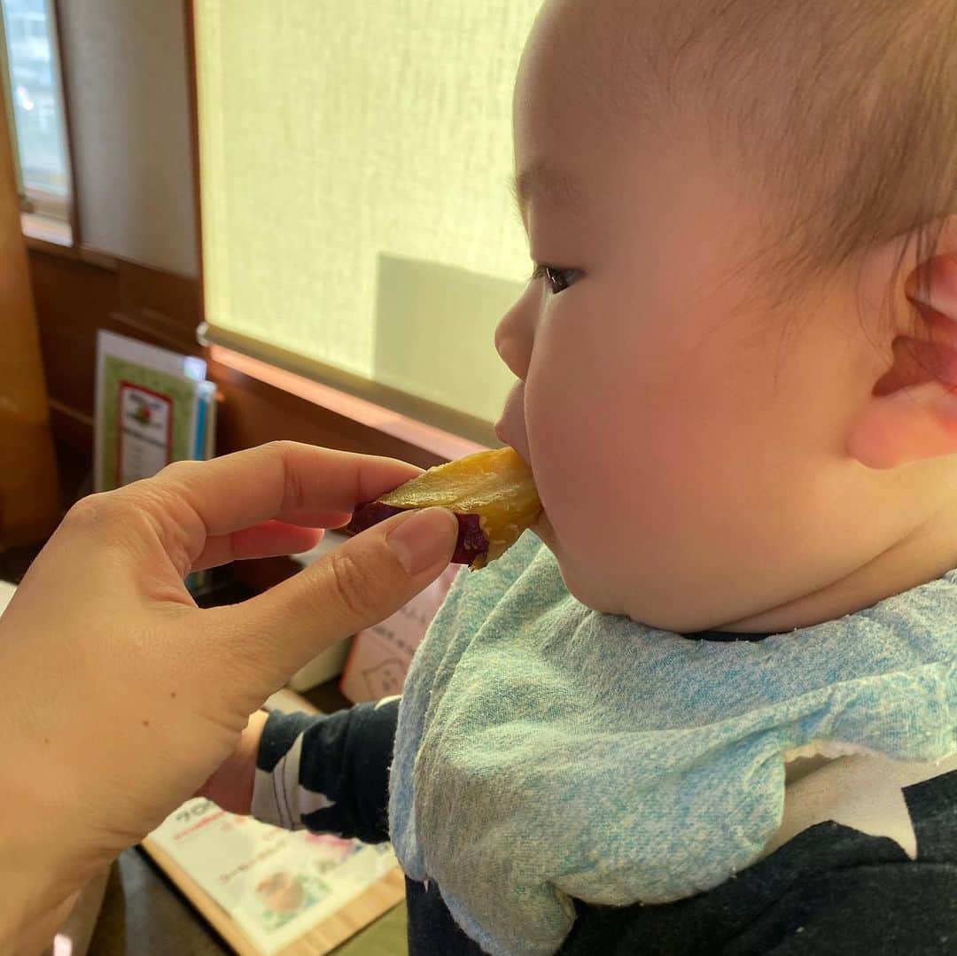 今井美穂さんのインスタグラム写真 - (今井美穂Instagram)「葉月ちゃんが撮ってくれた写真が有難や✨﻿ 年越す前に会えて良かった😍　﻿ ﻿ インスタでいつも見てるから﻿ 初めましてな気はしなかったけどね😆﻿ お目目くりくり生後4ヶ月boy可愛いなぁ💕﻿ ﻿ お互い自由奔放な赤ん坊に翻弄されながらも﻿ 美味しいさつまいもランチを頂き﻿ 楽しい時間でした😍﻿ ﻿ 大きくなったら一緒に遊んでもらおうね😊﻿ ﻿ 小千谷のさつまいも農カフェきららさんは﻿ お子様にはさつまいもサービスしてくださるので﻿ お昼の離乳食に加えて食べさせました🍠﻿ あま〜い焼き芋に息子もばくばくでした😊﻿ ﻿ 明日のBSNラジオ3時のカルテットの﻿ 子育て日記は生え始めた上の前歯と離乳食について書きました😊﻿ 放送も良かったらお聴きください✨﻿ ﻿ ﻿ #ママ友﻿ #可愛すぎる親子﻿ #生後4ヶ月﻿ #生後10ヶ月﻿ #男の子ママ﻿ #離乳食﻿ #さつまいも農カフェきらら﻿ ﻿」12月16日 19時54分 - imaimiho1209