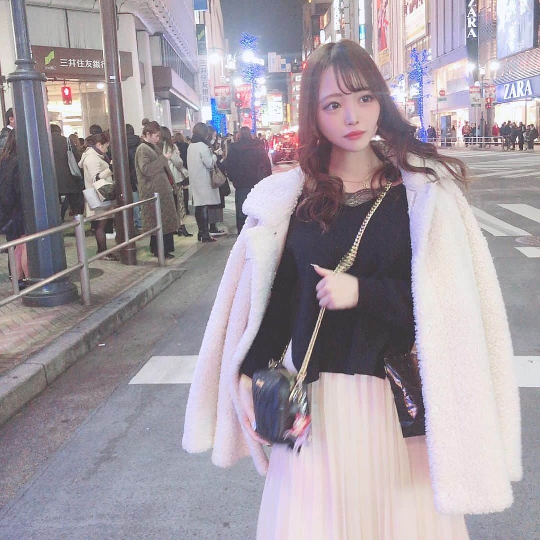 のインスタグラム：「タクシー探してる顔🚕 ・ ・ スカート見せたかっただけ(あんまり見えないね😢) ・ ・ #ootd #fashion #miumiu#snidel #korea #white #black #キャバクラ #キャバ嬢 ##ベネチアン東京」