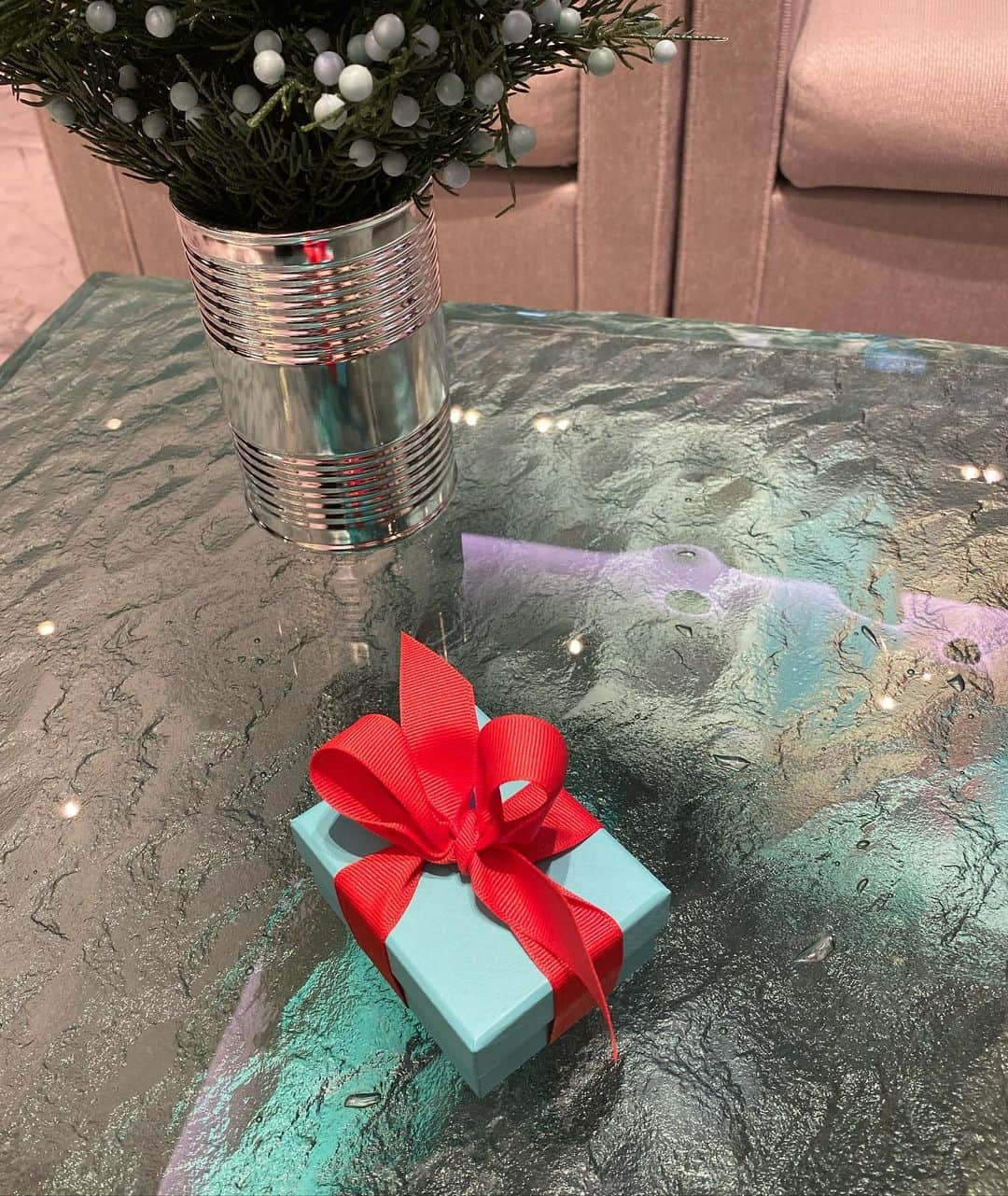 矢野未希子さんのインスタグラム写真 - (矢野未希子Instagram)「自分への誕生日と クリスマスプレゼントに @tiffanyandco で ダイヤのピアスを買いました💎  2019年は特別な１年だった たくさん働いたご褒美に。 そして 来年も頑張るんだという気持ちで✨  今だけの真っ赤なリボンが可愛い❤️ #TiffanyAndCo」12月16日 19時56分 - mikko1104
