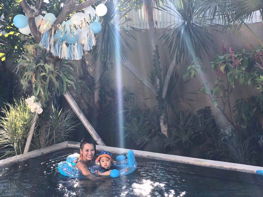 森本容子さんのインスタグラム写真 - (森本容子Instagram)「#Baliの自宅　暑すぎてプールの水もぬるい。 息子は水が怖くないようで、頭を洗う時もシャーっとシャワーで流しても大丈夫だし、パシャパシャ自分で水面を叩いて水をかぶって遊んでます。水が怖くないのも怖いので、プールには柵を付けますよー！  @kariangofficial @ymdoshop  @yocomorimoto  #ymdoshop #kariang #tokyo  #japanmade #カリアング#レディスウェア#今日のコーデ#カットソー#コーディネート#森本容子#キッズウエア #マタニティウエア #マタニティ#マタニティコーデ #がんばれ高齢出産 #fashion #yocomorimoto  #離乳食#離乳食後期 #1歳 #40代」12月16日 20時00分 - yocomorimoto