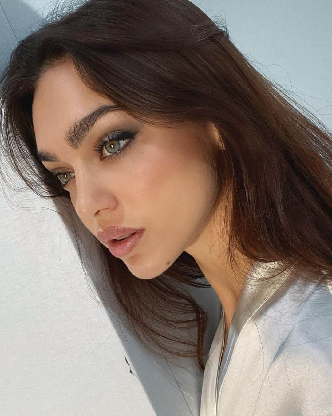 Zhenya Katavaのインスタグラム：「Пользуясь моментом , хочу пожелать всем счастья ✨ и поменьше загоняться.」