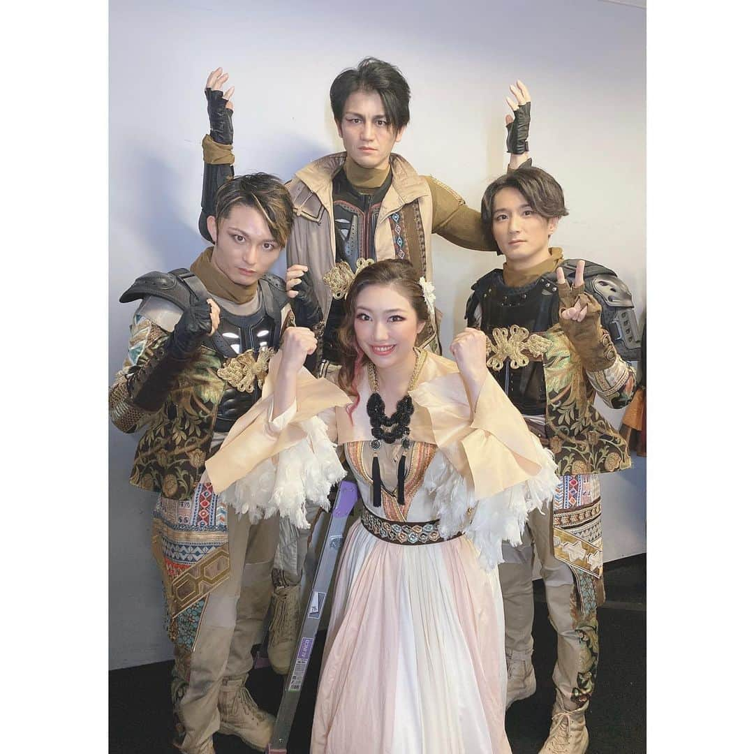 香音有希さんのインスタグラム写真 - (香音有希Instagram)「#舞台DHL #闇ステ 舞台「DARKNESS HEELS THE LIVE SHINKA」 全15公演無事に終了致しました‼︎ 皆怪我なく元気に昨日の千穐楽まで来れました。毎回凄い熱量とクオリティのアクション.本当に素晴らしかった😭👏👏 お越し下さいました皆様.誠に有難うございました‼︎ . ボダイはダークザギ君によって召されました👼👼 . . SHINKA版で新たに出逢えた素敵な皆様☺️ . 足音0のキレッキレの皇帝。裏ではミルクティーずっと飲んでるましゅーベリアル😈👏 #石渡真修  毎回凄いパワーで立ち向かってくれて殺されるのが楽しかった。笑　神里くんのダークザギ😈 #神里優希  グレゴ軍曹の痺れる全ての動作😭👏 #岩田栄慶  さん  9月.12月と両方ご一緒出来た方とは更に深められて嬉しかった~☺️ 闇ステのご縁に感謝してまた一緒に舞台が出来るよう頑張ります✨ . セシル#田中崇士 くんとの連合技動画でお別れします。笑　 技出すのたのしかったなー。」12月16日 20時02分 - kaonyuki_yukako