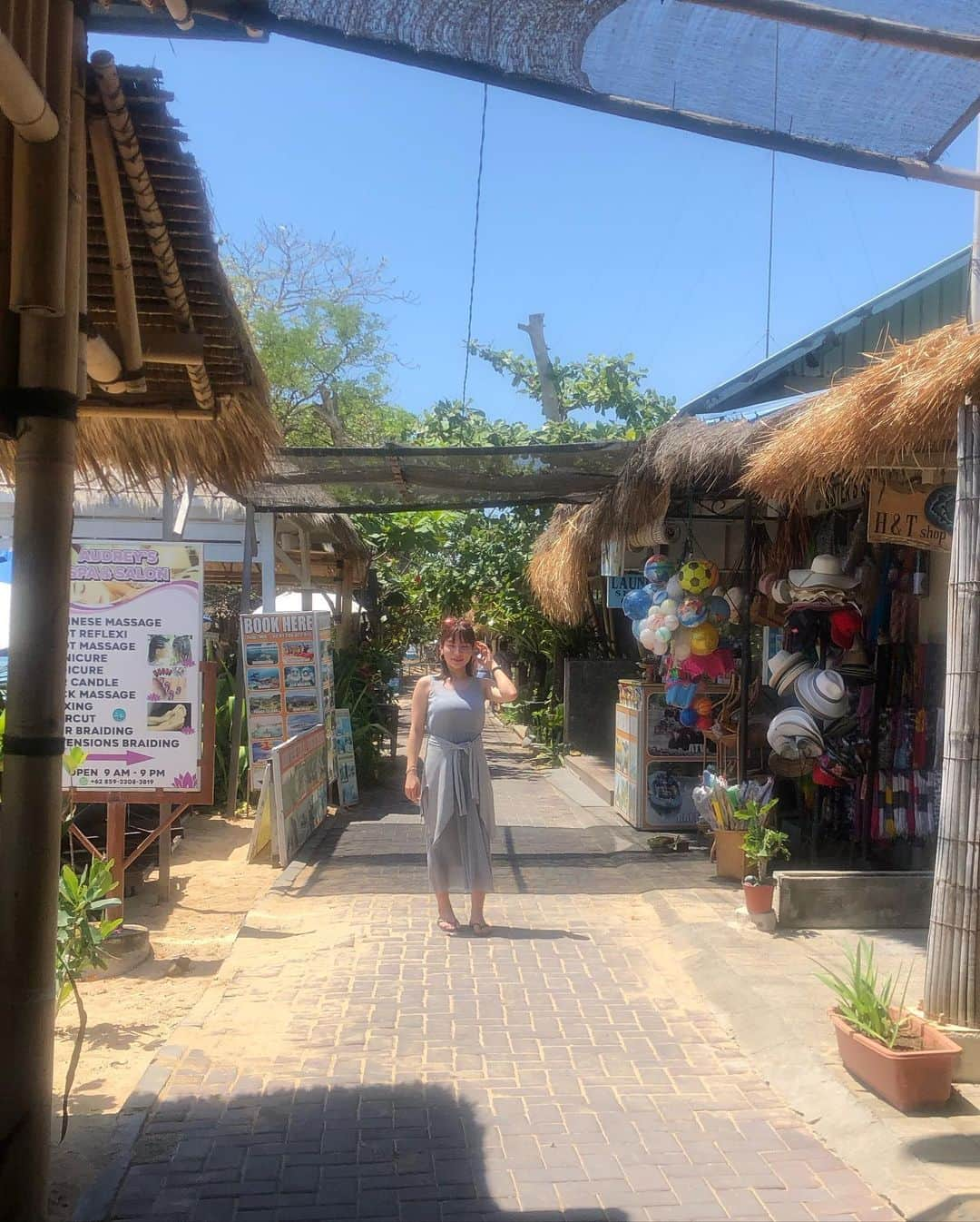 栄木明日香さんのインスタグラム写真 - (栄木明日香Instagram)「Sanur beach 🏖 ﻿ ﻿ サヌールで韓国の友達とドローン飛ばしたり、撮影会して遊んでました😇﻿ ﻿ IZAKAYAっていうバー&レストランは﻿ ﻿ オーナーさんが日本語堪能なのもあって﻿ 日本人の集いの場みたい☀️﻿ ﻿ 可愛いネコのミミちゃんもいておすすめ🥳﻿ ﻿ ﻿ ﻿ #bali #sanur #indonesia #japanesegirl #izakayasanur #beachlife #バリ島旅行 #サヌール #drone #ilovelife #freedom #デジタルノマド #デジタルノマドの女 #毎月海外 #internationallife #catstagram #globetravel #ジャンプが低い #体が重い #三十路 #bikini」12月16日 20時06分 - liz_asuka__