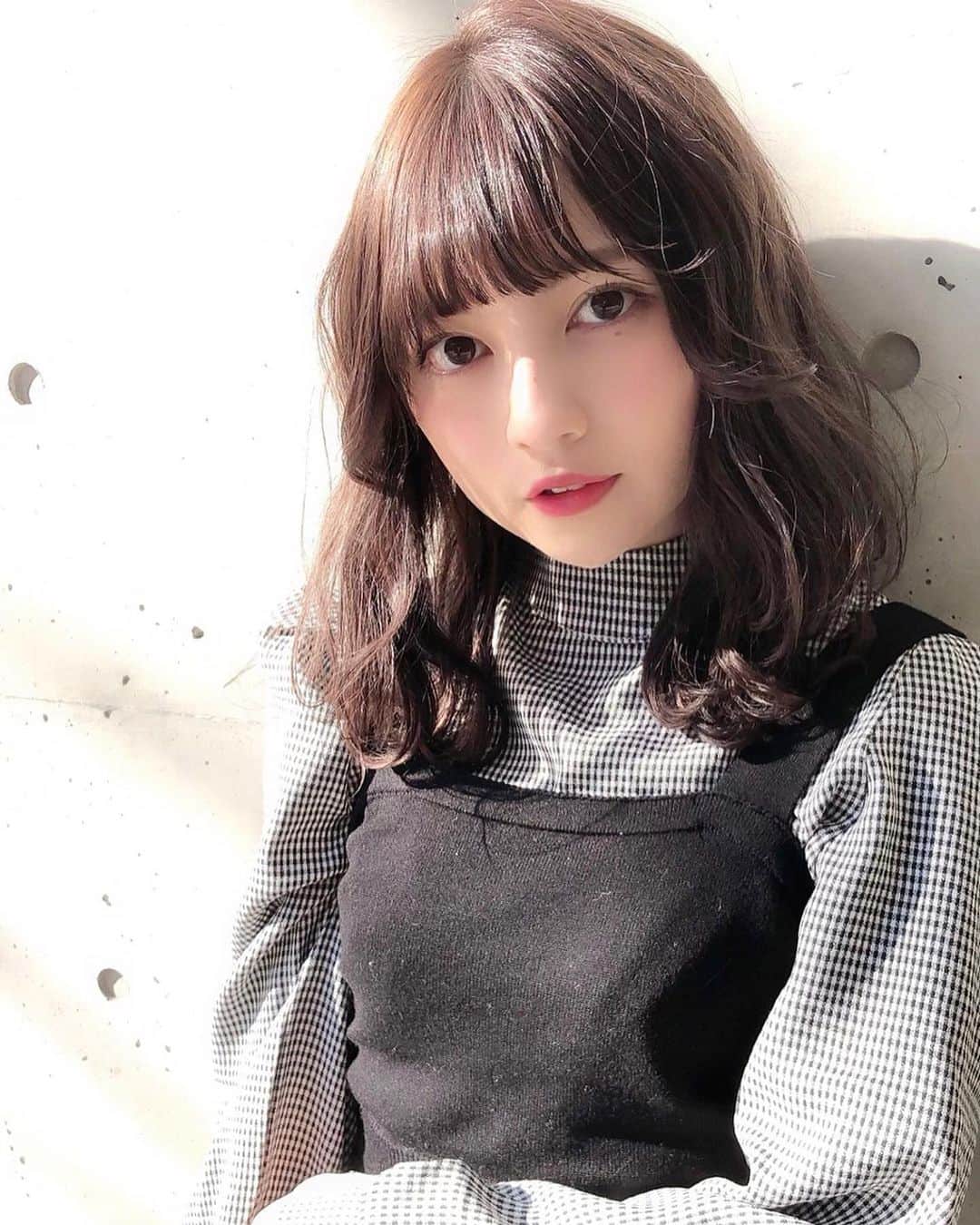 廣川奈々聖のインスタグラム：「． 美容院行ってきたよ( ᐡ. ̫ .ᐡ ) ﻿ ﻿ ﻿ 最近は明るめが多かったけど﻿ ちょっとトーンを抑え目にして カラーは﻿ #チョコブラウン にしてもらいました🍫！﻿ ﻿ ﻿ ﻿ ・﻿ ・﻿ ・﻿ ﻿ #美容院 #トレンドカラー #ヘアカラートレンド #原宿美容院 #チョコブラウンカラー #暗髪 #暗めカラー #hairstyles」