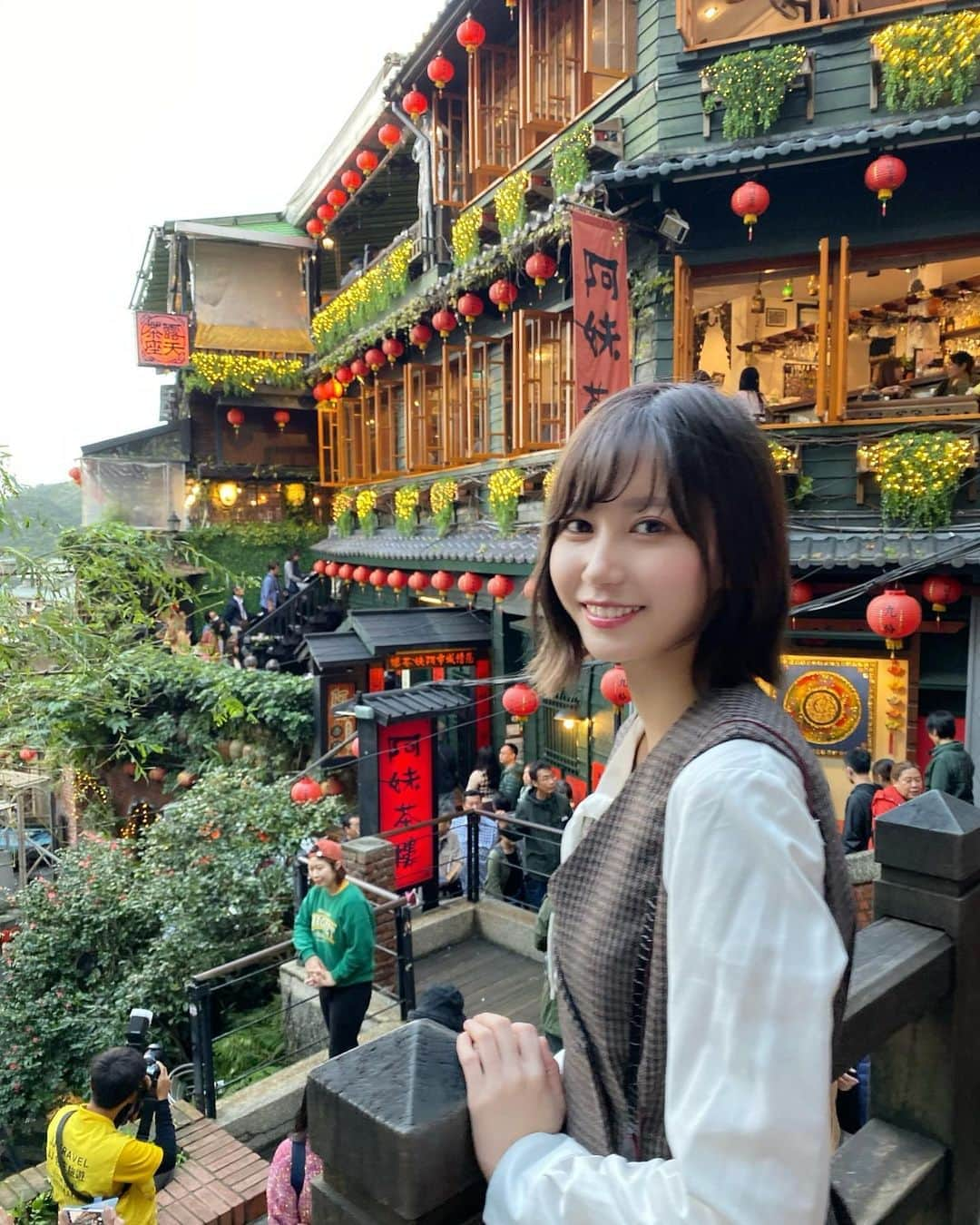 ゆきりぬさんのインスタグラム写真 - (ゆきりぬInstagram)「かこちんとの台湾旅行で撮った写真だよ〜！九份は本当に綺麗だったし美味しいものも沢山食べられて良かった。 @haruka840616 ちゃんと @sanyuan_japan くんには本当感謝だなぁ！ . . . お洋服は韓国で買ったワンピースだよー！ バッグは台湾で買った @charleskeith_jp 。日本に無いだろうと思って買ったら普通にあった😂 でもめちゃお値段が手頃なのに可愛いデザインが多くて最近ハマってるブランドだよ〜 このバッグは可愛いのに収納力が無限すぎて特にお気に入り笑 靴も台湾の地下街で買いました〜。 結構現地調達多め笑  #charlesandkeith #台湾 #台湾旅行 #九份」12月16日 20時11分 - yukirin_u