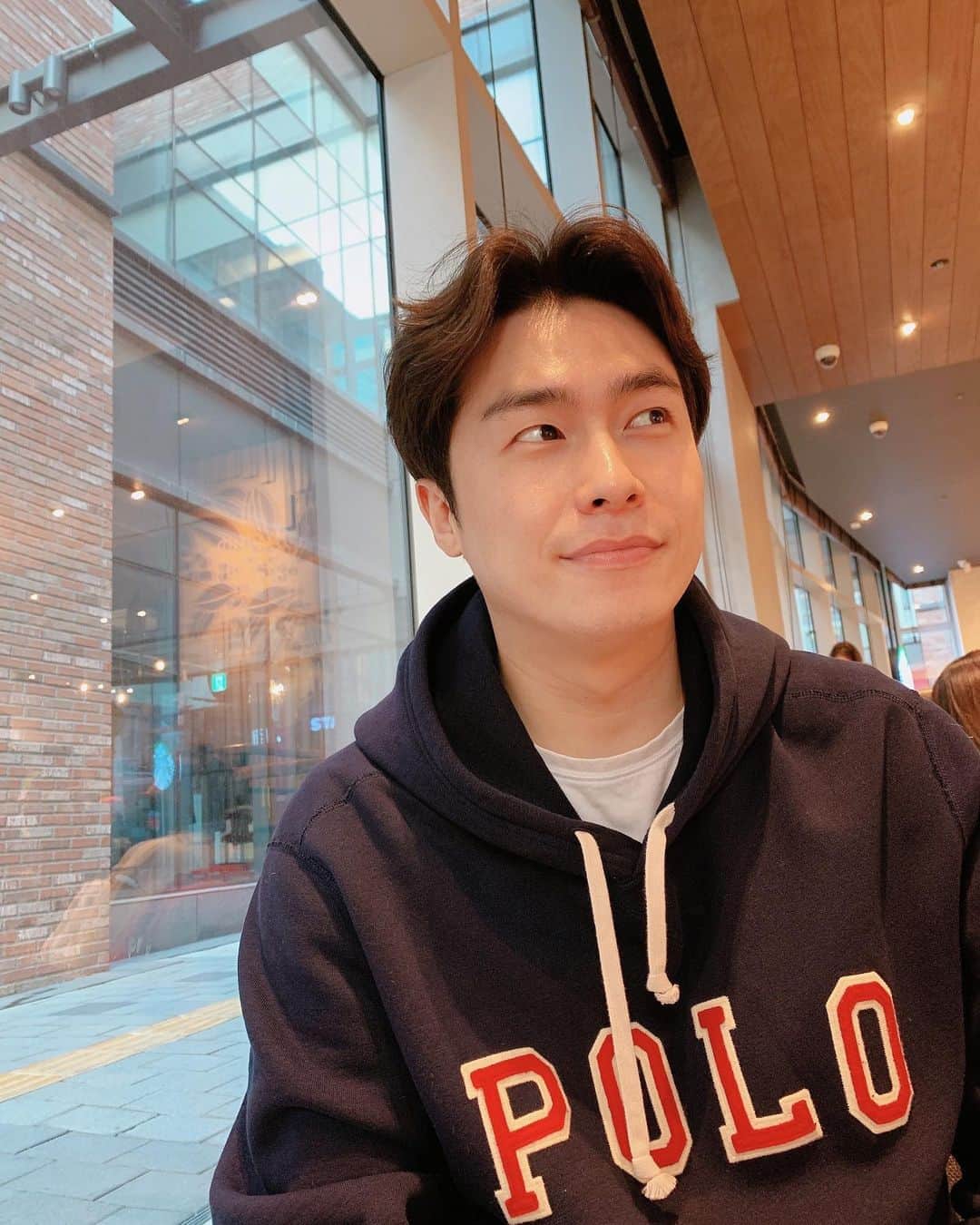 イ・ジェウォンのインスタグラム：「. 오늘도 볼사람? #vip 근데 나 은근 신경쓰이는 사람」