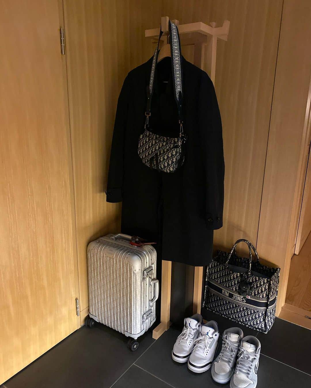 キム・ジョーンズさんのインスタグラム写真 - (キム・ジョーンズInstagram)「Tokyo coatstand @dior @rimowa @jumpman23 @fujiwarahiroshi @mariagraziachiuri」12月16日 20時13分 - mrkimjones