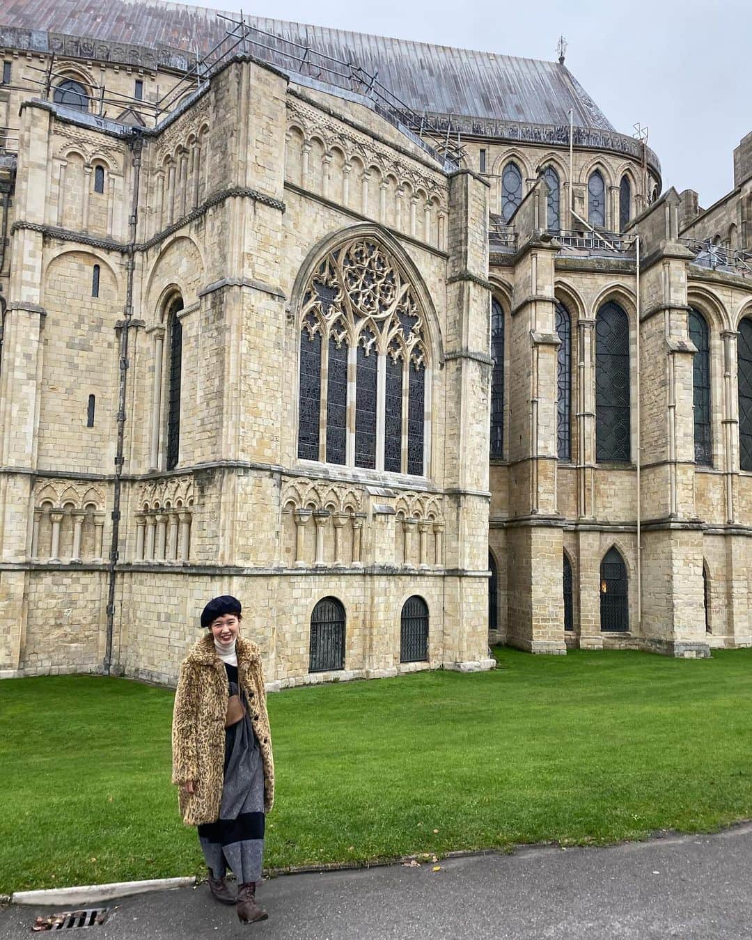 柴田紗希さんのインスタグラム写真 - (柴田紗希Instagram)「イギリス旅の話、、、🇬🇧 イギリスロンドンはカンタベリーという街のカンタベリー大聖堂。 すごく印象的でした 言葉であらわしずらいのですが とても綺麗な願いがあったように思ってね、なんだかずっといれる空間だった カンタベリーという街も本当に素敵でイギリスに行ったらぜひ皆にも行ってほしい街です💐 #カンタベリー #カンタベリー大聖堂 #イギリス」12月16日 20時26分 - shibasaaki