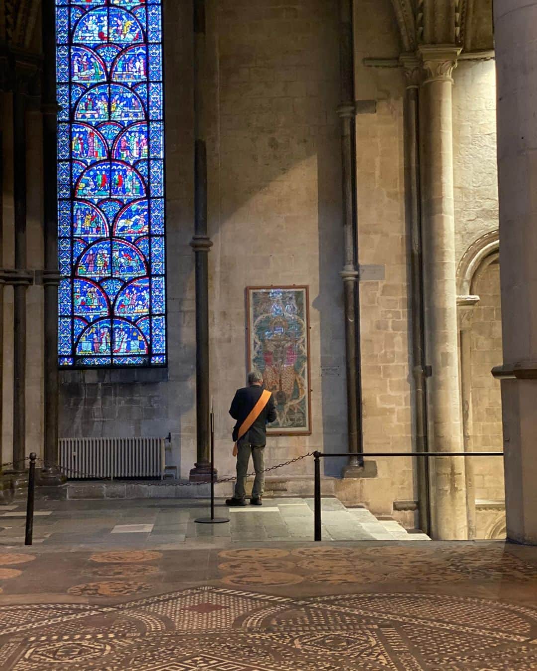 のインスタグラム：「イギリス旅の話、、、🇬🇧 イギリスロンドンはカンタベリーという街のカンタベリー大聖堂。 すごく印象的でした 言葉であらわしずらいのですが とても綺麗な願いがあったように思ってね、なんだかずっといれる空間だった カンタベリーという街も本当に素敵でイギリスに行ったらぜひ皆にも行ってほしい街です💐 #カンタベリー #カンタベリー大聖堂 #イギリス」