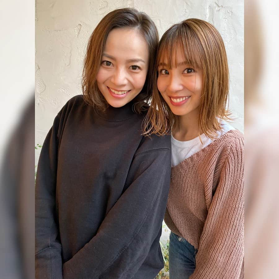 樋口智子のインスタグラム：「hair color💇‍♀️💙 @you_your_you と一緒に行って来たよ☺️ めっちゃいい色〜✨ 最近は、もっぱらブルーグレージュ！ 良い色を伝えたかったから写真はNo filterだよ😊 @hair_salon_belle はホントにアットホームで居心地良いんだけど、優も一緒だと更に楽しかった😂 久しぶりにナイスキャラも見つけた🤣　@belle_kazehaya (攻めの姿勢を忘れない男) 今回も @belle_daisukehorinouchi にやってもらったんだけど、写真撮る時忙しそうだったので優と2人で👯‍♀️ ありがとうございましたー！  #Belle #belleomotesando #haircolor #haircut #hair #hairstyles #shortcut #shorthair #グレージュ #寒色系カラー #くすみカラー #throw #throwカラー #ボブ #bobhaircut #パーマ #デジパー #デジタルパーマ」