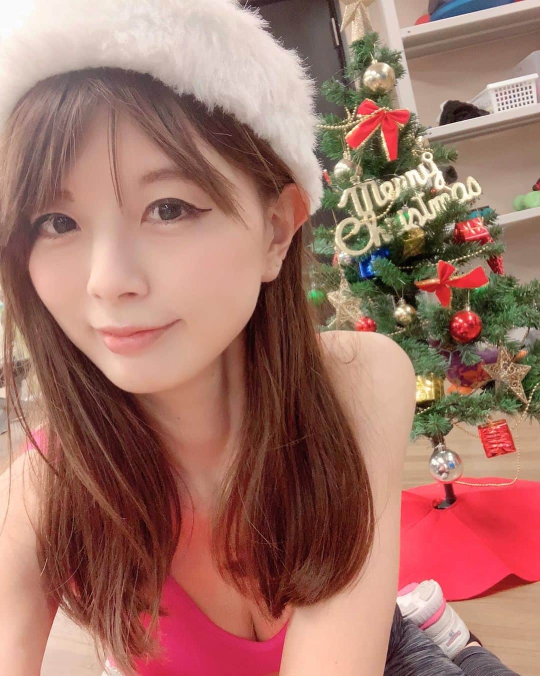 のインスタグラム：「🎄トレーニング🎅🎄 * ジムが🎄クリスマス仕様になってた〜🌟 やる気がでるーーっ🦵🏋️‍♂️🏋️‍♂️ * 山田トレーナー（@y2amada）のおかげで内股が改善されたりお尻の筋肉の動きが分かってきて本当下半身の使い方が変わってきたー¨̮♡︎ * 1番苦手な腹筋もいいっぱいやって今回も達成感MAX‼️ もっとがんばればパンツ🩳が似合う体型になれそう‼️ * * 🎄🎄🎄🎄🎄🎄🎄🎄🎄🎄🎄 @honest_gym  #赤坂パーソナルトレーニング #ダイエット  #フィットネス #筋トレ #美容 #筋トレ女子 #トレーニング女子 #筋トレ #パーソナルトレーニング #ヨガ #体の使い方が大事 #桃尻 #ヒップアップ #赤坂ジム #ジム #尻トレ #ヒップアップトレーニング」