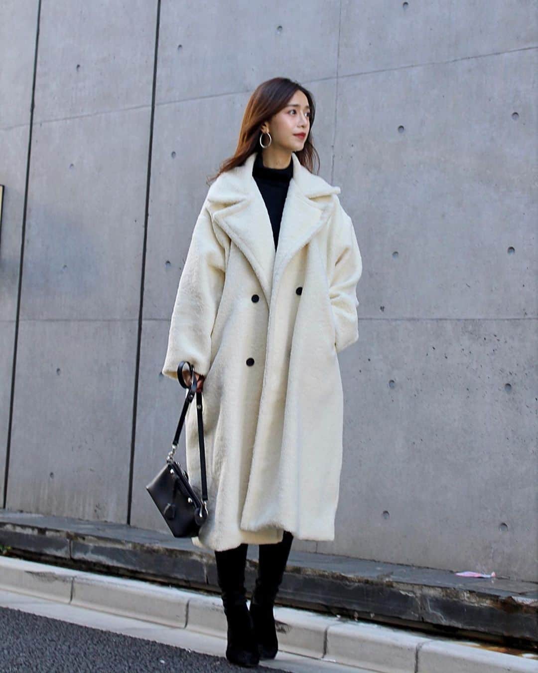 のインスタグラム：「もこもこ🐏 ダブルボタンのロングボアコート。 オーバーサイズで好き☺️ . . coat @7things.official  tops @celford_official  bottom @levis_japan  bag @fendi  shoes @zara . .  #fashion #outfits #instafashion #coordinate #coat #コート  #アウター #コート #コーディネート #カジュアル #トレンド #ボアコート #ボア #ボアジャケット #ファーコート #ロングコート #ママコーデ #シンプルコーデ #プチプラファッション #ママファッション#大人カジュアル」