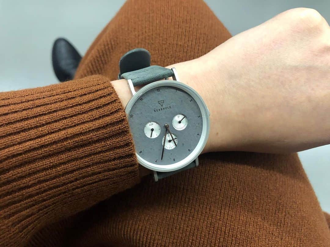 下平夏奈さんのインスタグラム写真 - (下平夏奈Instagram)「@kerbholzofficial_jp の腕時計☆  デザインと色味が めちゃめちゃ可愛くて 最近のお気に入りに☝️✨ : メンズの腕時計で 手首回りも かなり大きめにつくられているから 男性でも安心して購入できます!! : (ちなみに私はしっかり最後の穴で締めて着用☆) : カジュアルな服装にも フォーマルな服装にも 合わせやすい！ : 男性へのクリスマスプレゼントにも オススメだよ🎄💞 : : #時計 #腕時計 #ファッション #カジュアル #ブーツ #ニットワンピース #カジュアルコーデ #ごぼう茶 #茶色 #地方創生 #スポーツミックス #オシャレさんと繋がりたい  #watch #pr #fashion #brown #onepiece #kerbholz」12月16日 20時34分 - kana0412.sss