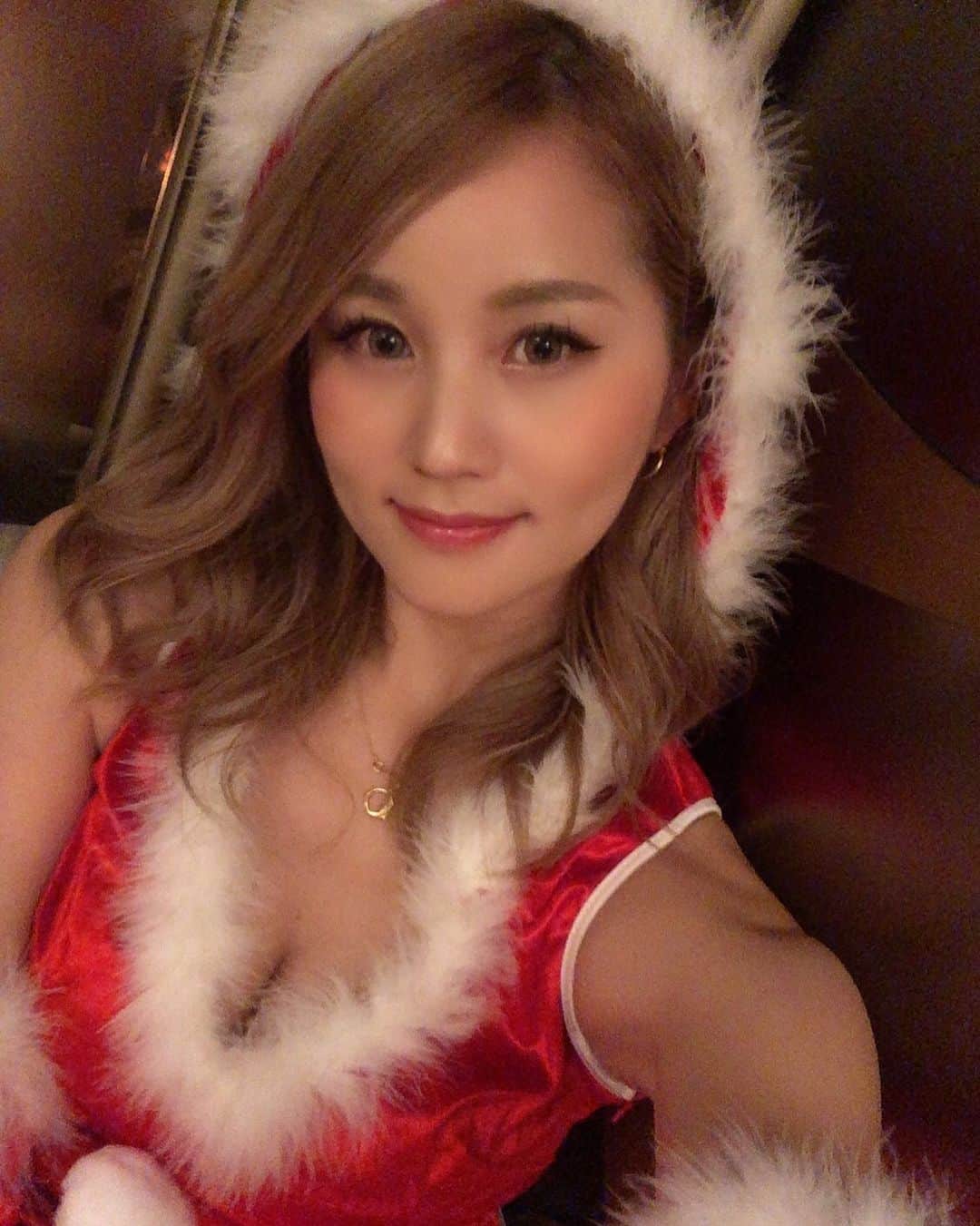LORYのインスタグラム：「もうすぐクリスマスだね🎄♥️ サンタさんに何をお願いする？🎅 いちごのケーキ食べたいなぁ😚🍓」
