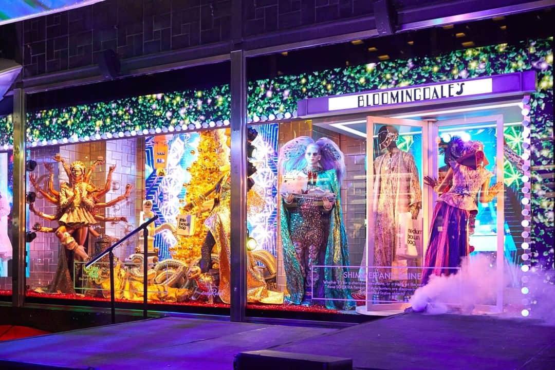 WWDジャパンさんのインスタグラム写真 - (WWDジャパンInstagram)「クリスマスシーズンに突入するこの季節のニューヨーク・マンハッタンでは、フィフスアベニューを彩るウィンドーディスプレーが豪華で見ごたえバッチリ。「アナと雪の女王2」をテーマにしたサックス・フィフス・アベニューなど、五番街に並ぶ百貨店のきらびやかなクリスマスウィンドーを紹介。  写真を全て見るには @wwd_jp のストーリーまたはプロフィールのリンクから  1〜2枚目、PHOTOS : DAVID X PRUTTING / BFA.COM (c) FAIRCHILD PUBLISHING, LLC 3〜6枚目、PHOTOS : MASATO ONODA /WWD (c) FAIRCHILD PUBLISHING, LLC  #saksfifthavenue #Frozen2 #frozen #BLOOMINGDALES #JohnLegend #fifthavenue #holidayseason #holidaydecor #holidaywindows #holidaywindowsnyc #holidaydisplay #ジョンレジェンド  #クリスマス #アナと雪の女王2 #アナと雪の女王 #アナ雪 #アナ雪2 #クリスマスウィンドウ #クリスマスウィンドー #五番街 #フィフスアヴェニュー」12月16日 20時35分 - wwd_jp
