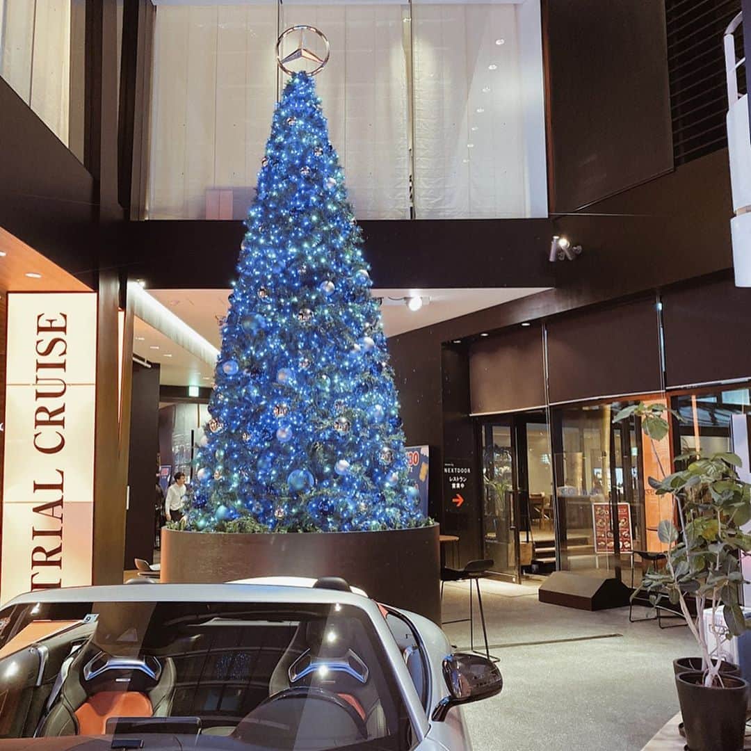 鈴木詩織さんのインスタグラム写真 - (鈴木詩織Instagram)「#広告 #プロモーション #メルセデスミー Mercedes me Tokyoでお茶してきたよ❤︎ . 外から見ててメルセデスベンツのカーショップなんだろうな〜と思っていたら、カフェやレストランもあって驚き🤭 . アフタヌーンティーも楽しめて、クリスマスをモチーフにしたスウィーツも美味しかったです💕 . 大きなクリスマスツリーや、外には車が入ったスノードームもあって素敵でした🎄 . カフェは穴場なので、六本木でカフェ難民になったら是非行ってみてくださーい🙆🏾‍♀️ . . . . . #Mercedesme#MercedesBentz#Bentz#dounstairs#メルセデスベンツ#メルセデスミー#メルセデスミー東京#アフタヌーンティー」12月16日 20時37分 - shiorin0802suzuki