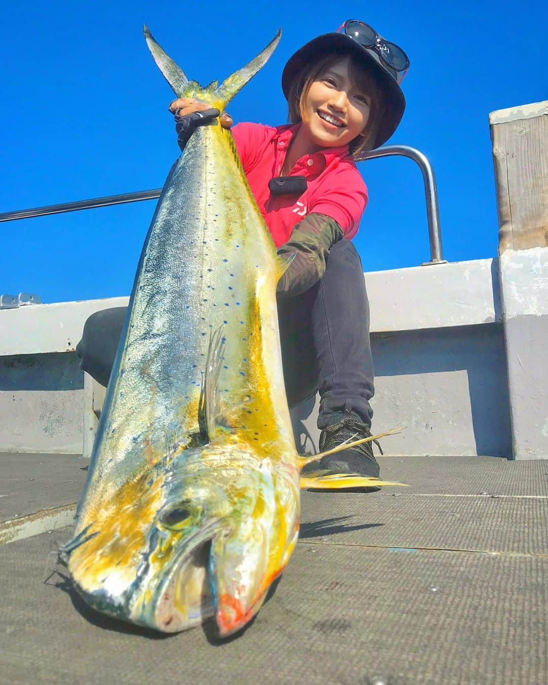 秋丸美帆さんのインスタグラム写真 - (秋丸美帆Instagram)「現在発売中のルアマガソルト1月号で、兄と釣りしている様子が載ってます♩その日に釣れたシイラ( ^ω^ ) . #fish #lurefishing #topwaterfishing #topwater #dolphin #fukuoka #kyushu #釣り #福岡 #九州 #糸島 #IZANAGI #シイラ #キャスティング  #ルアーフィッシング #海 #玄界灘 #ルアマガソルト」12月16日 20時38分 - mippy34