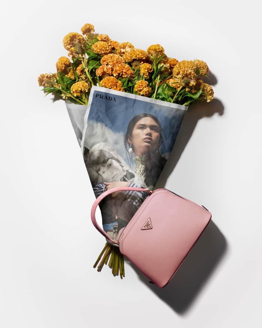 プラダさんのインスタグラム写真 - (プラダInstagram)「Never a dull moment. The #PradaResort20 campaign is in corner shops and florists world wide, on selected bouquets. Discover more via link in bio. #PradaMatinée  #PradaSeditiousSimplicity」12月16日 20時40分 - prada