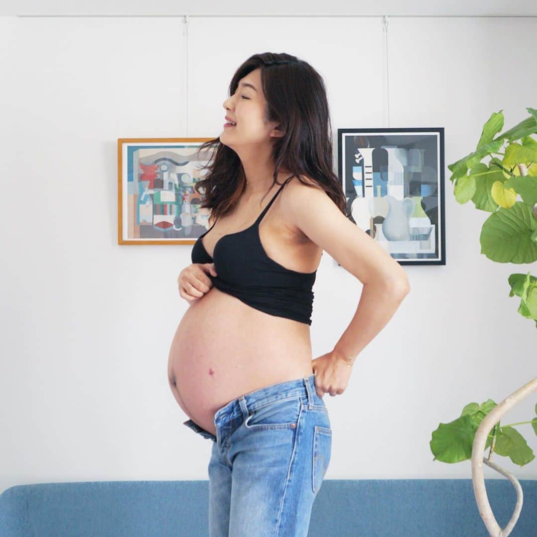 岩上陽子さんのインスタグラム写真 - (岩上陽子Instagram)「安心してください、くろずんでますよ🖤* #マタニティーフォト を見るとみんなは綺麗なのに、私だけ妊娠中は変な線入ってるしおヘソも脇も黒ずんでるんだけどなんで？と本気で焦ったことがあるので、 家で撮ったままを載せます🤰* * 赤いのは、妊娠中にまさかの盲腸になり、先日腹腔鏡手術をした傷痕🤐 お腹大きくなるにつれて傷が開いちゃうんじゃないかと心配したけど、大丈夫なんだね😀* * #臨月  #正中線 #36週 #習慣流産 #不育症検査 #不育症からの妊娠  #流産後の妊娠 * * * #不育症の妊婦#流産後の妊活#mamalife#maternityphotography#ママライフ#妊婦#妊娠中#妊娠後期#妊娠10ヶ月#妊娠36週#36w#36w6d#マタニティー#マタニティーライフ#マタニティーコーデ#ぷんにー#妊婦生活#二人目妊娠中#二人目妊活#バイアスピリン#妊娠中の手術#ウテメリン」12月16日 20時51分 - yokoiwakami