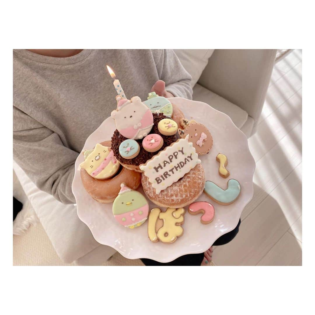 辻希美さんのインスタグラム写真 - (辻希美Instagram)「ばっしーお誕生日おめでとう🎂💕💕👏👏" 👉swipeしてね❤️ #ばっしー #マネージャー #15年以上の仲 #大好き #happybirthday  #おめでとう #🎂💕 #すみっこぐらし　が大好きなばっしーに #すみっこ人形　と #ugg  の#お財布 #すみっこクッキー　作ってもらって #持ち帰りやすいドーナツにデコレーション #🍩💕 #お祝いしたよ #喜んで貰えて良かったです #🎂💕」12月16日 20時45分 - tsujinozomi_official