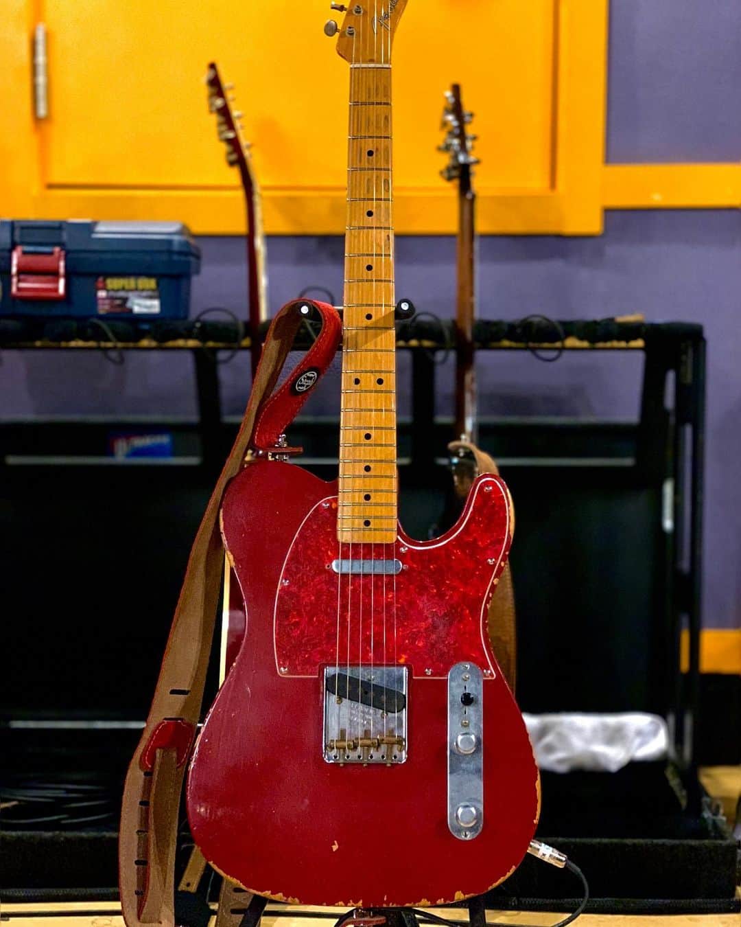鈴木重伸のインスタグラム：「New Guitar！！！！ お披露目楽しみ。  Fender Custom Shop/Team Built Custom 1952 Nocaster Relic Dakota Red 2008」