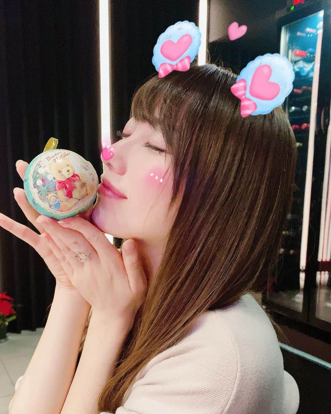 佐倉知里さんのインスタグラム写真 - (佐倉知里Instagram)「. 有紗と2019年ありがとうディナー💓 美味しいお肉が食べたくてここに🥰❣️ . 前菜からハッピー(⑉• •⑉)♡ ユッケはトリュフの香りがこれでもかと贅沢で♡肉寿司はお肉は当たり前にシャリも握り方も美味しかった🥺 生肉大好きだから嬉しいー♡ . 1枚目のはシャンパングラスに入った デザートのフルーツポンチ🍒 美味しいお肉たらふく食べた後でもぺろりなさっぱり😋 . 店内も素敵でXmasの装飾も可愛くてテンションup🎄 BGMもクリスマスだった🎅 . カウンターでデートなオシャレ美味しい焼肉でした🥰 他の席も半個室になってておしゃれで個室もあって子供連れも大丈夫だって😆💛 ご褒美ディナーになりました💓 . @shinjukubulls #新宿焼肉#新宿ディナー #生肉大好き#生肉美味しい #東京焼肉#東京グルメ #焼肉bulls#麻布十番焼肉bulls」12月16日 20時48分 - chisa_tiara