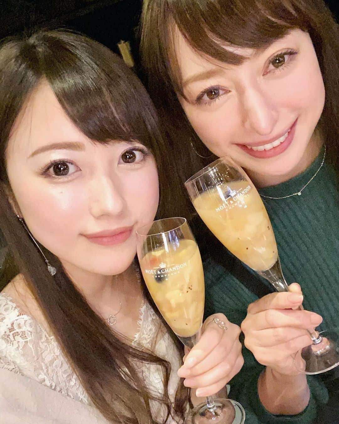 佐倉知里さんのインスタグラム写真 - (佐倉知里Instagram)「. 有紗と2019年ありがとうディナー💓 美味しいお肉が食べたくてここに🥰❣️ . 前菜からハッピー(⑉• •⑉)♡ ユッケはトリュフの香りがこれでもかと贅沢で♡肉寿司はお肉は当たり前にシャリも握り方も美味しかった🥺 生肉大好きだから嬉しいー♡ . 1枚目のはシャンパングラスに入った デザートのフルーツポンチ🍒 美味しいお肉たらふく食べた後でもぺろりなさっぱり😋 . 店内も素敵でXmasの装飾も可愛くてテンションup🎄 BGMもクリスマスだった🎅 . カウンターでデートなオシャレ美味しい焼肉でした🥰 他の席も半個室になってておしゃれで個室もあって子供連れも大丈夫だって😆💛 ご褒美ディナーになりました💓 . @shinjukubulls #新宿焼肉#新宿ディナー #生肉大好き#生肉美味しい #東京焼肉#東京グルメ #焼肉bulls#麻布十番焼肉bulls」12月16日 20時48分 - chisa_tiara