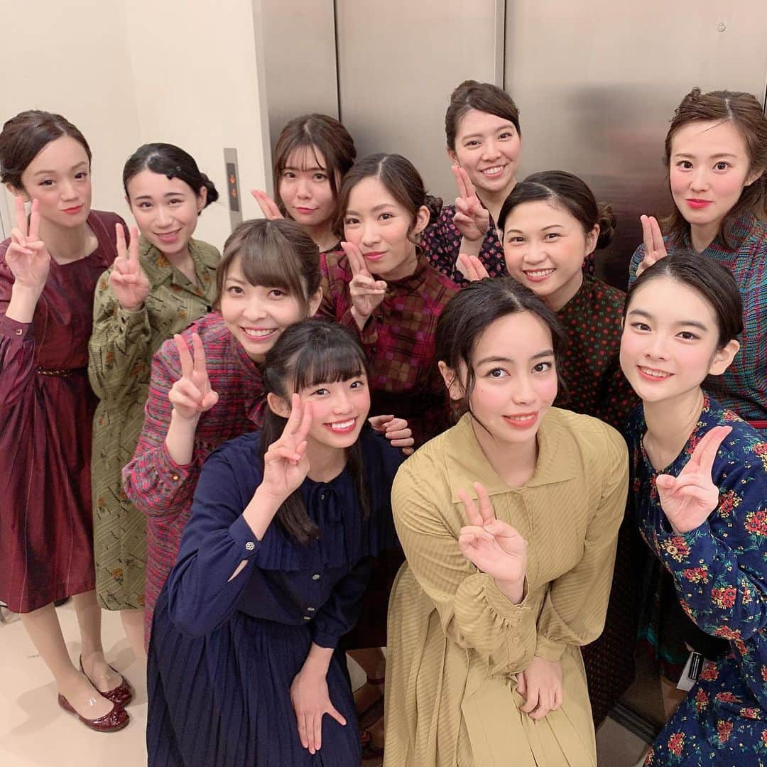 草場愛さんのインスタグラム写真 - (草場愛Instagram)「あらためて、、 エアガール！全9公演ありがとうございました。 初日の幕が上がる前から全席完売という初めての経験。 毎公演満席でのお芝居とっても幸せで、とっても楽しかったです。 ありがとうございました。 . 今回、私はエアガール候補生の1人の工藤雪江を演じさせていただきました。 雪江はクラスに1人はいる、いつもみんなの中心にいる人気者タイプの子でした。 私にないものをたくさんもっている雪江を通して沢山のことを学びました。 あと、少し人気者の気持ちを味わえて嬉しかったです。笑 . この作品は実話を基にしていて、実在の人物を演じさせていただきました。 女性としての尊厳を守るために戦った美しい女性を演じることができて幸せでした。 . . そして、2019年最後の舞台を地元福岡でさせていただけたこと、このエアガール！という作品に関わらせていただいたこと、本当に幸せでした。 素敵なお花もありがとう💐 . またどこかで巡り会えますように。 . . 工藤雪江役草場愛 . #トキヲイキル #エアガール #舞台 #女優 #actress #モデル #model」12月16日 21時00分 - manami_k1017