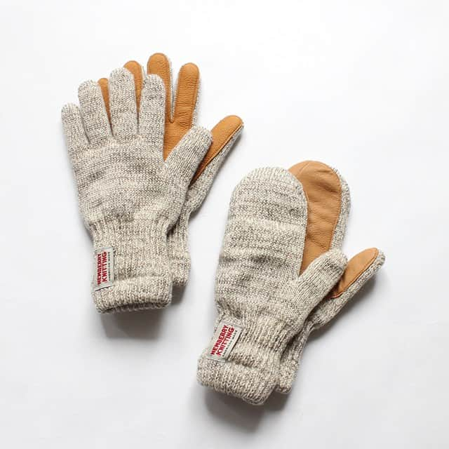 キナリノさんのインスタグラム写真 - (キナリノInstagram)「. ＼キナリノモール／NEWBERRY KNITTING｜DeerSkin×Wool　Mitten&Glove . －－－－－－－－－ 冷たい風から手を守る。メイドインUSAのふっくら手袋 . ミトンと5本指グローブの2種類。アメリカ製らしい実用性に優れたアイテムです。 手のひら側には、滑り止めとしてディアスキン（鹿革）を貼り付けています。オートミールカラーが優しい雰囲気。内側はパイル地になっており、防寒性・保温性は抜群です。 風の冷たい日でも大丈夫♪　これからの季節に是非どうぞ＊ . －－－－－－－－－ https://kinarino-mall.jp/item-4109 . . ▶画像をタップすると詳細情報をご覧いただけます。 . ▶キナリノアプリでも販売中！ 「お買いもの」→「インスタグラム掲載アイテム」 ※ダウンロードはプロフィールリンクから(@kinarino_official) . . #キナリノモール #キナリノ #丁寧な暮らし #暮らし #手袋 #防寒対策 #ミトン #ナチュラル  #シンプル #秋冬ファッション #コーディネート #saro #NEWBERRYKNITTING #Glove #Mitten #fashion #comfortable #fashionista #coordination #simple #ootd #instafashion .」12月16日 21時01分 - kinarino_official