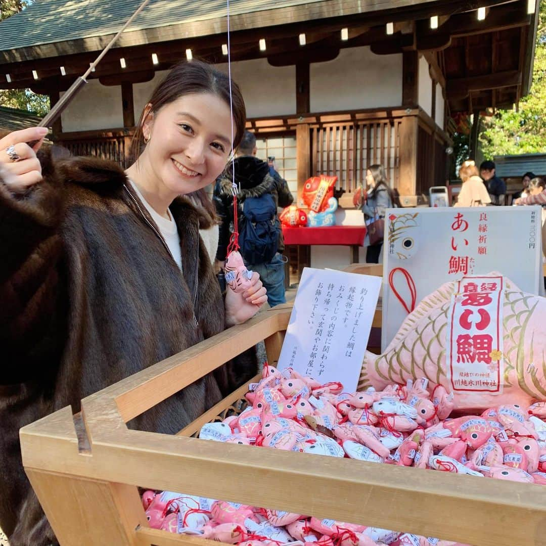 海下真夕さんのインスタグラム写真 - (海下真夕Instagram)「. あい鯛💛❤️ 可愛いおみくじ🥰  仕事でも人付き合いでもなんでも、縁。 良縁を願って☺️🙏 と、釣ったのはいいのだが、 完全に恋みくじだったと知る😅  赤い鯛の一年安鯛の方だったかな？？ . . . #恋みくじ #あい鯛 #あい鯛みくじ #川越氷川神社 #縁結びの神様  #フォトジェニック」12月16日 20時56分 - kaigeworld